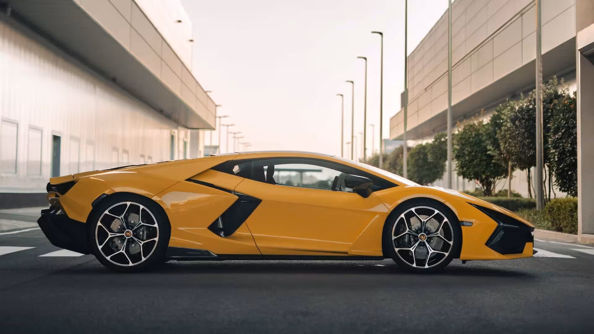 La Lamborghini Revuelto est une révolution dans l’univers des hypercars, alliant un moteur V12 atmosphérique à une technologie hybride de pointe. Ce système hybride rechargeable permet d’associer la fureur du V12 à l’efficacité énergétique des moteurs électriques, produisant une puissance cumulée de plus de 1000 chevaux. Conçue pour offrir des performances extrêmes tout en respectant les nouvelles exigences environnementales, la Revuelto redéfinit les standards de la supercar moderne. Avec Astral Motorclub, accédez à la location Revuelto et prenez le volant de cette hypercar exclusive pour un voyage inoubliable sur les routes suisses. Entre adrénaline, luxe et innovation, laissez-vous séduire par l’expérience ultime d’une Lamborghini nouvelle génération.