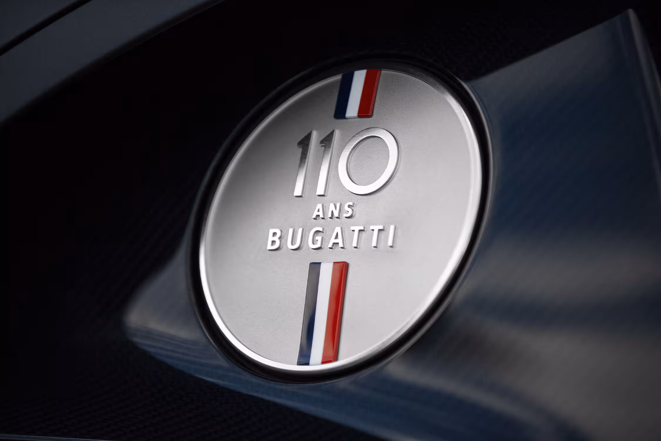 Symbole absolu de performance et de luxe, la Bugatti Chiron incarne ce qui se fait de plus exclusif dans l’univers automobile. Avec plus de 1 500 chevaux, un design sculptural et une finition artisanale hors normes, la location Bugatti Chiron à Genève s’adresse à une clientèle en quête d’une expérience radicalement unique. Que ce soit pour un événement privé, un séjour de prestige ou un plaisir personnel, cette hypercar transforme chaque trajet en moment d’exception.