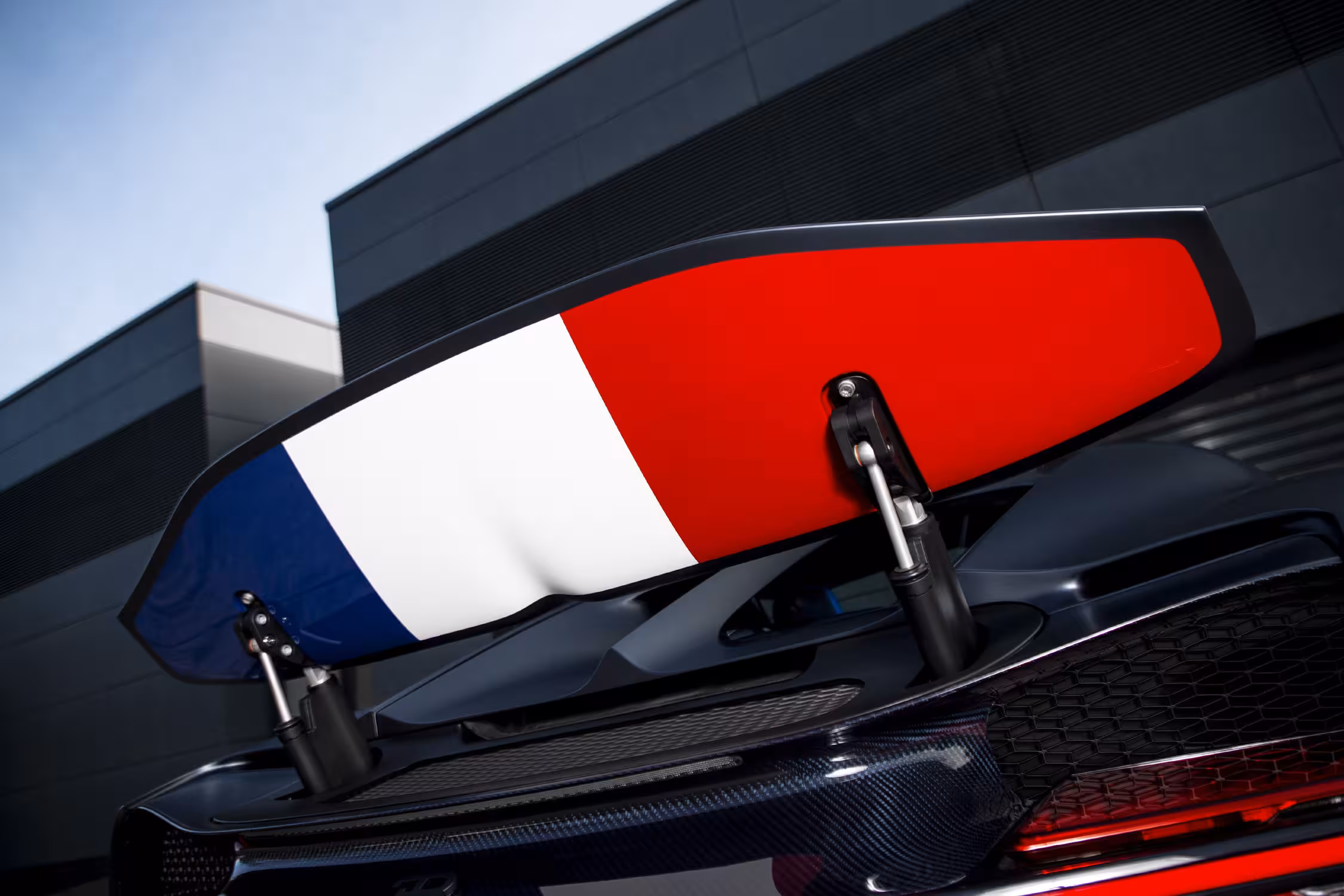 Aileron arrière actif multi-positions