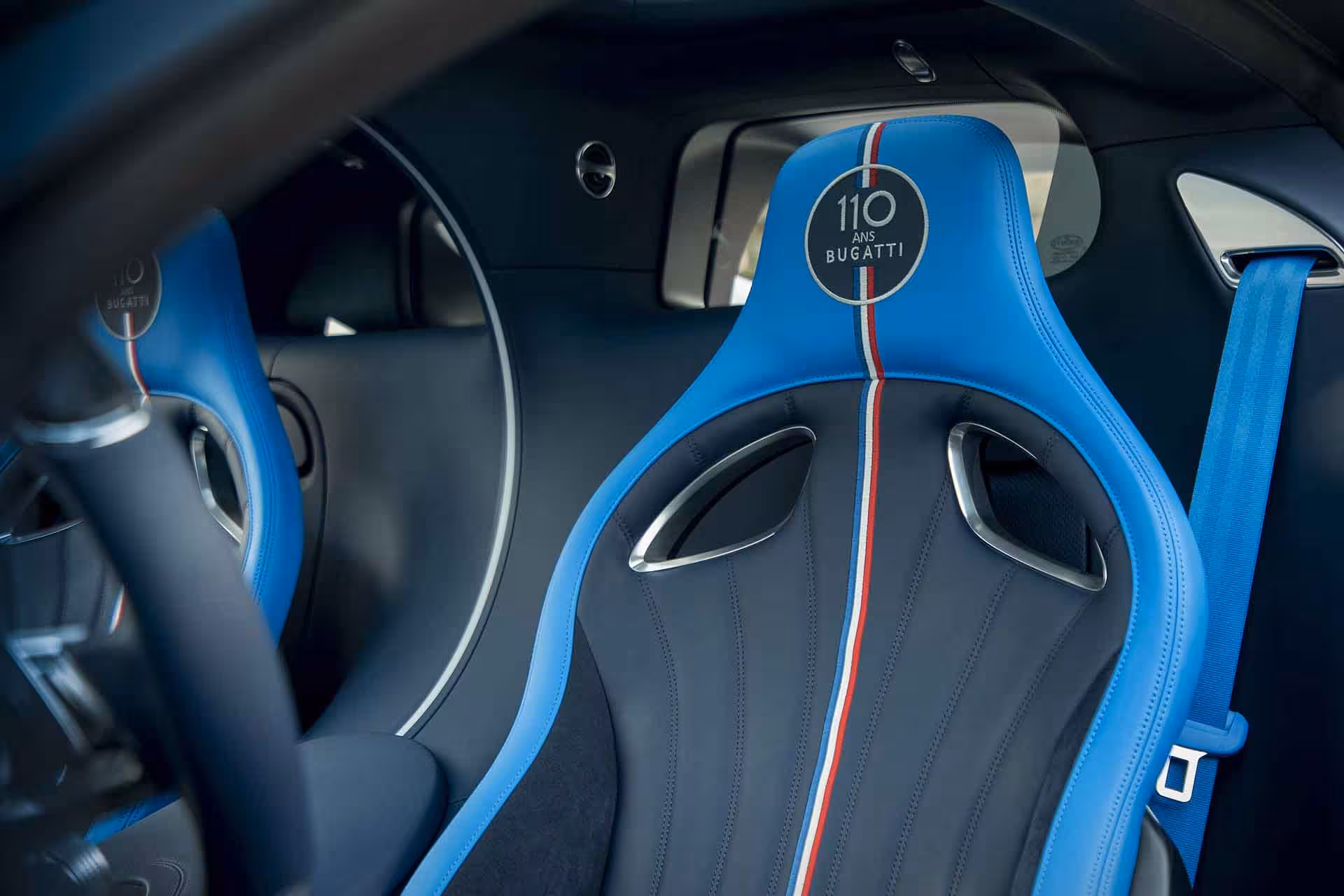 Location Bugatti Chiron – luxury interior cockpit hypercar rent