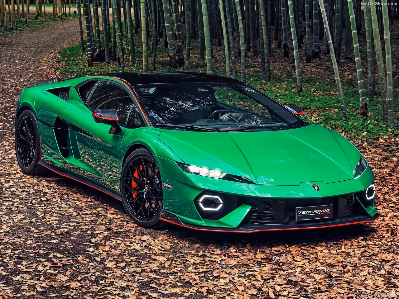 La Lamborghini Lamborghini Temerario est une supercar de nouvelle génération qui marque une rupture majeure dans l’histoire de la marque. Conçue pour offrir des performances extrêmes sans compromis, elle associe une technologie hybride de pointe à un caractère résolument sportif. Propulsée par un tout nouveau V8 biturbo de 4.0 litres épaulé par trois moteurs électriques, la Temerario développe une puissance combinée de 920 ch. Sa transmission intégrale et sa boîte à double embrayage garantissent des accélérations fulgurantes et une motricité exceptionnelle. Elle réalise le 0 à 100 km/h en seulement 2,7 secondes, tout en offrant une précision de conduite remarquable grâce à un châssis entièrement repensé, une aérodynamique avancée et une répartition optimale des masses.