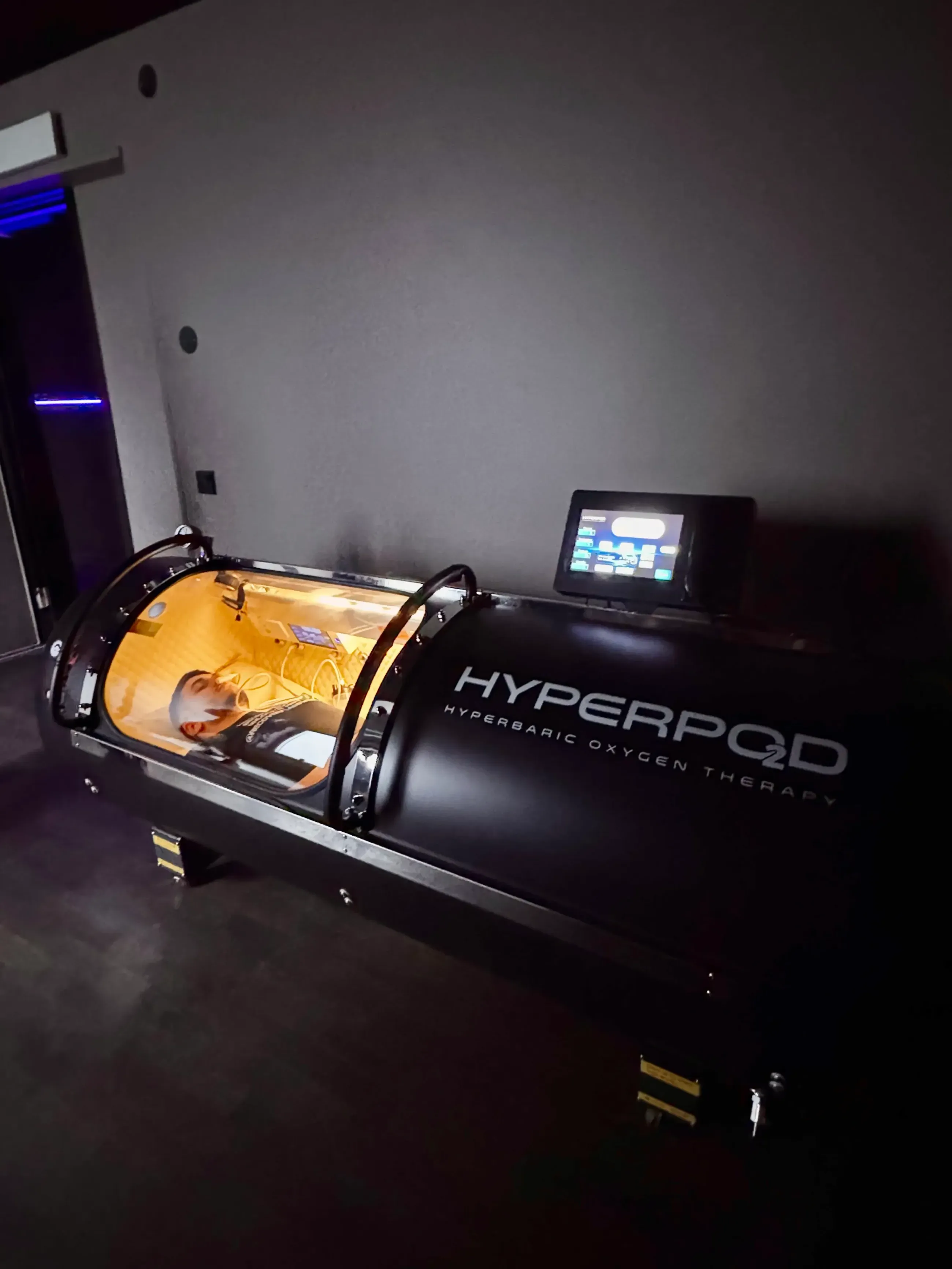 Hyperbar syreterapi är länge känt för återhämtning och prestation. Men under de senaste åren har forskning pekat på något mer grundläggande: att HBOT faktiskt kan påverka biologiska processer som kopplas till åldrande – på cellnivå. Här går vi igenom vad syudierna visar.