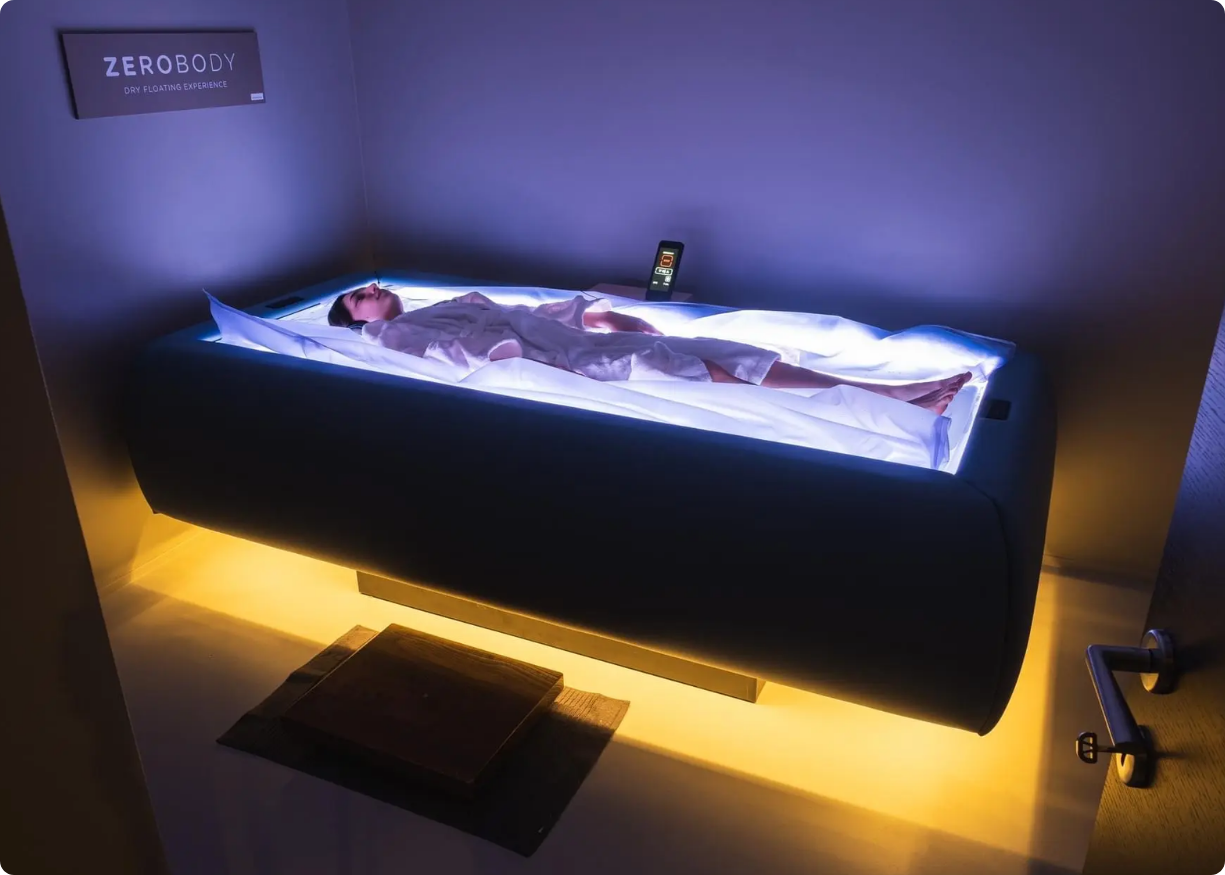 A woman lying on Zerobody dry float bed from Lyfe Nordic