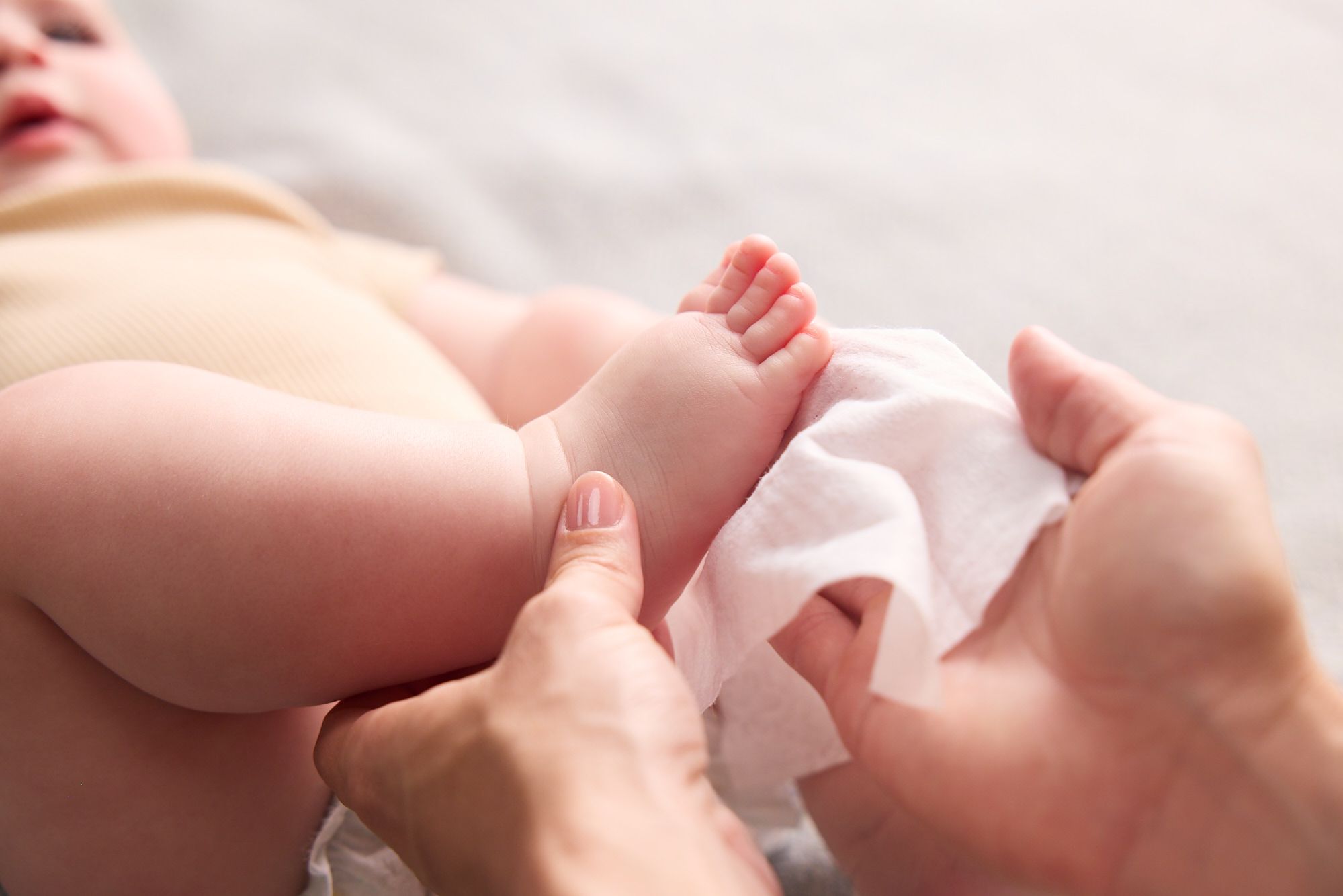 Baby feet with Wipes