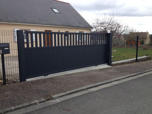 Portail coulissant moderne en aluminium gris anthracite motorisé, installé dans une résidence à Saint-Avertin.