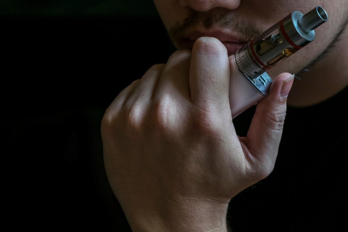 A teen holding a vape