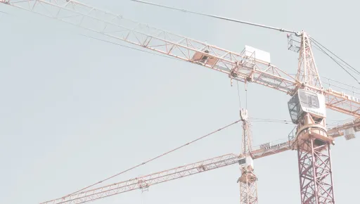 Grúa en un proyecto inmobiliario representando la inversión en activos alternativos con Betterplan