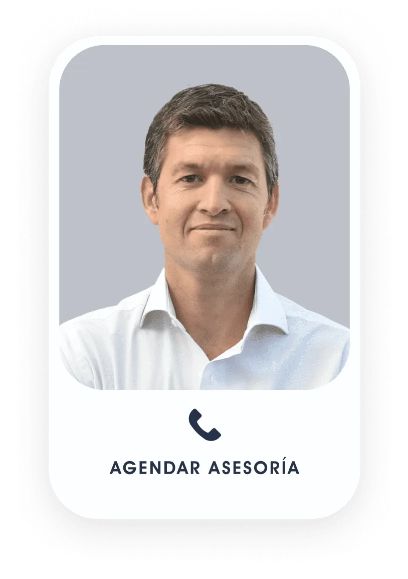Asesor de Betterplan con botón ‘agendar asesoría’ para contratar servicios financieros