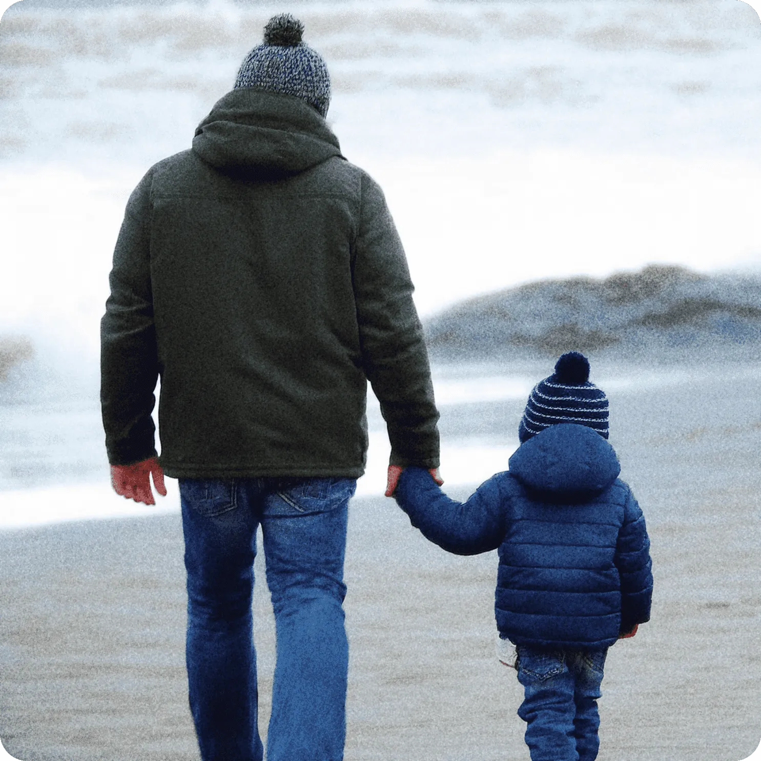 Padre e hijo caminando por la playa, simbolizando la seguridad y tranquilidad de invertir con Betterplan