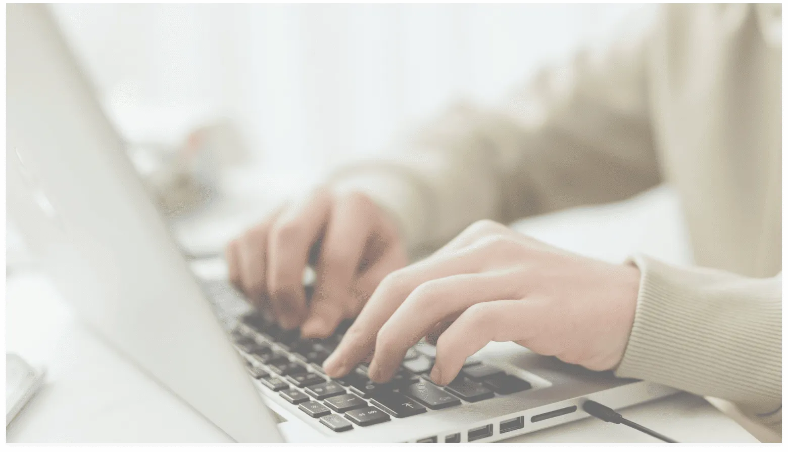 Manos sobre el teclado creando un portafolio personalizado con Flexifolio de Betterplan