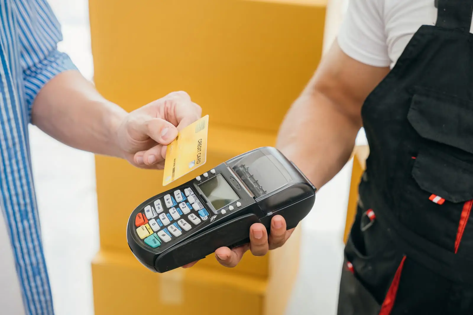 man is paying for moving services basing of the moving estimate