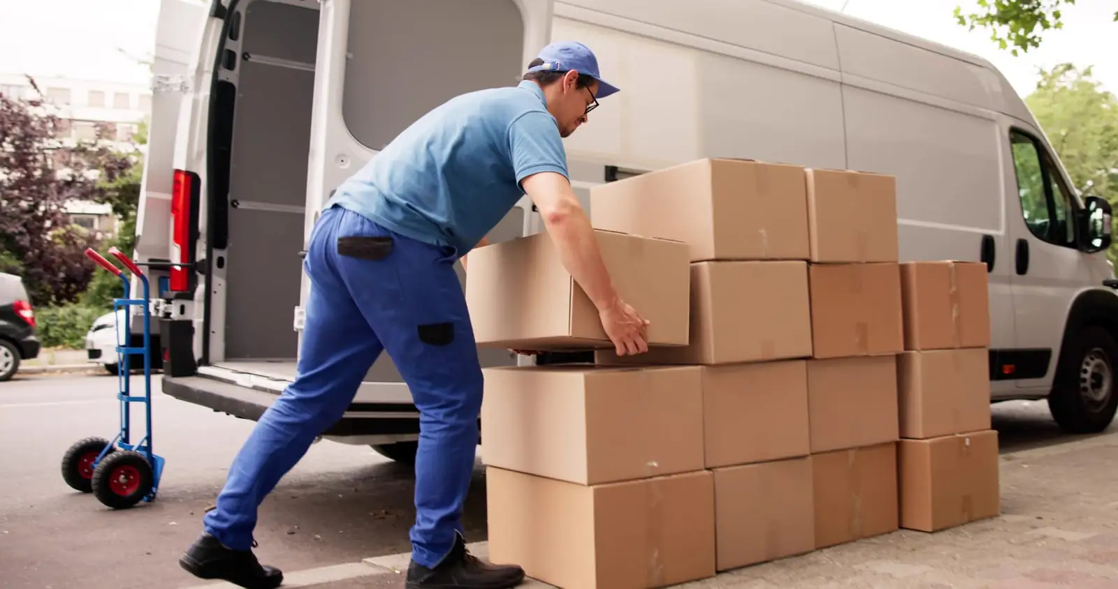 mover is loading boxes
