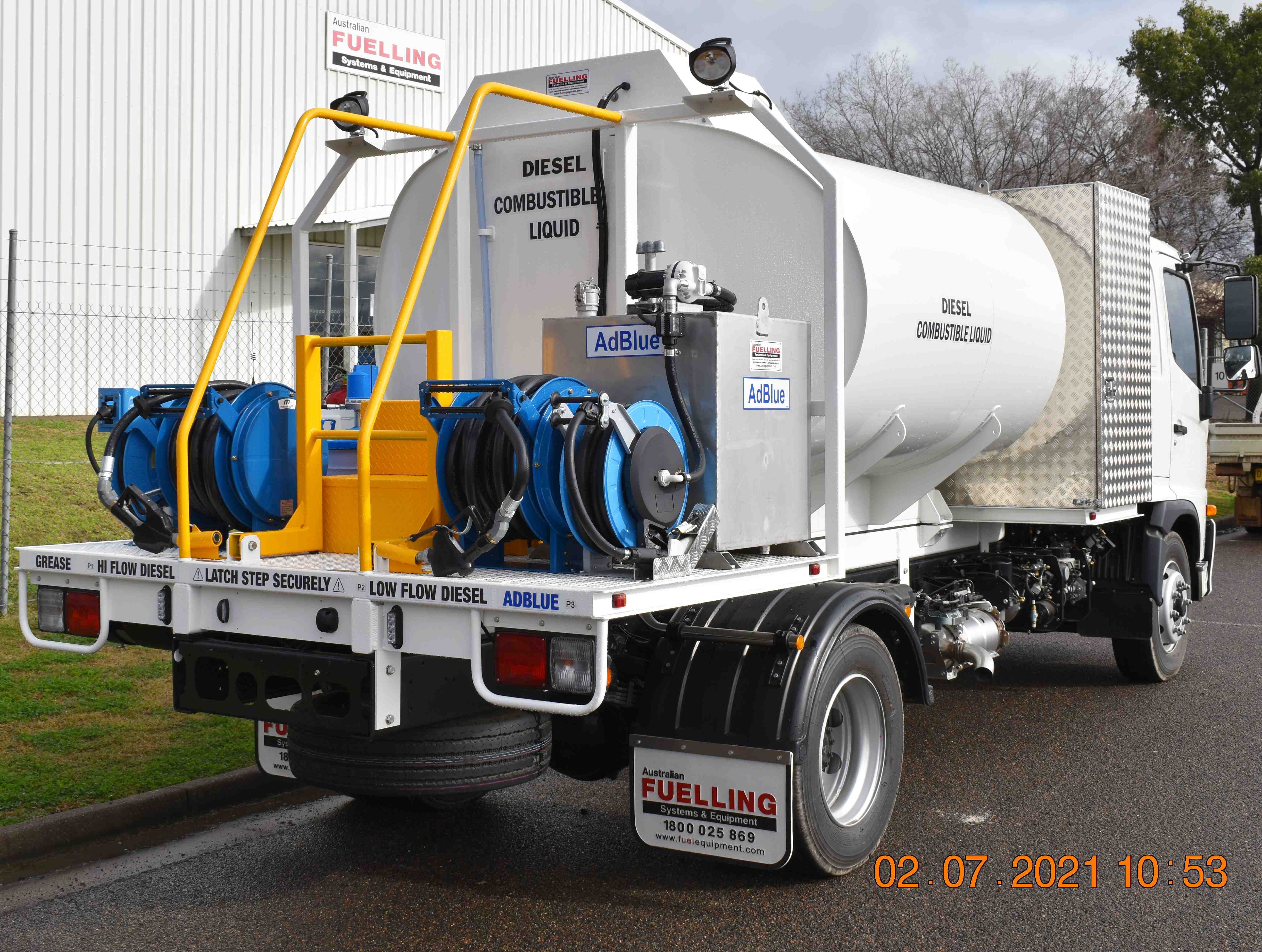 Shows delivery reels and fold-down access steps