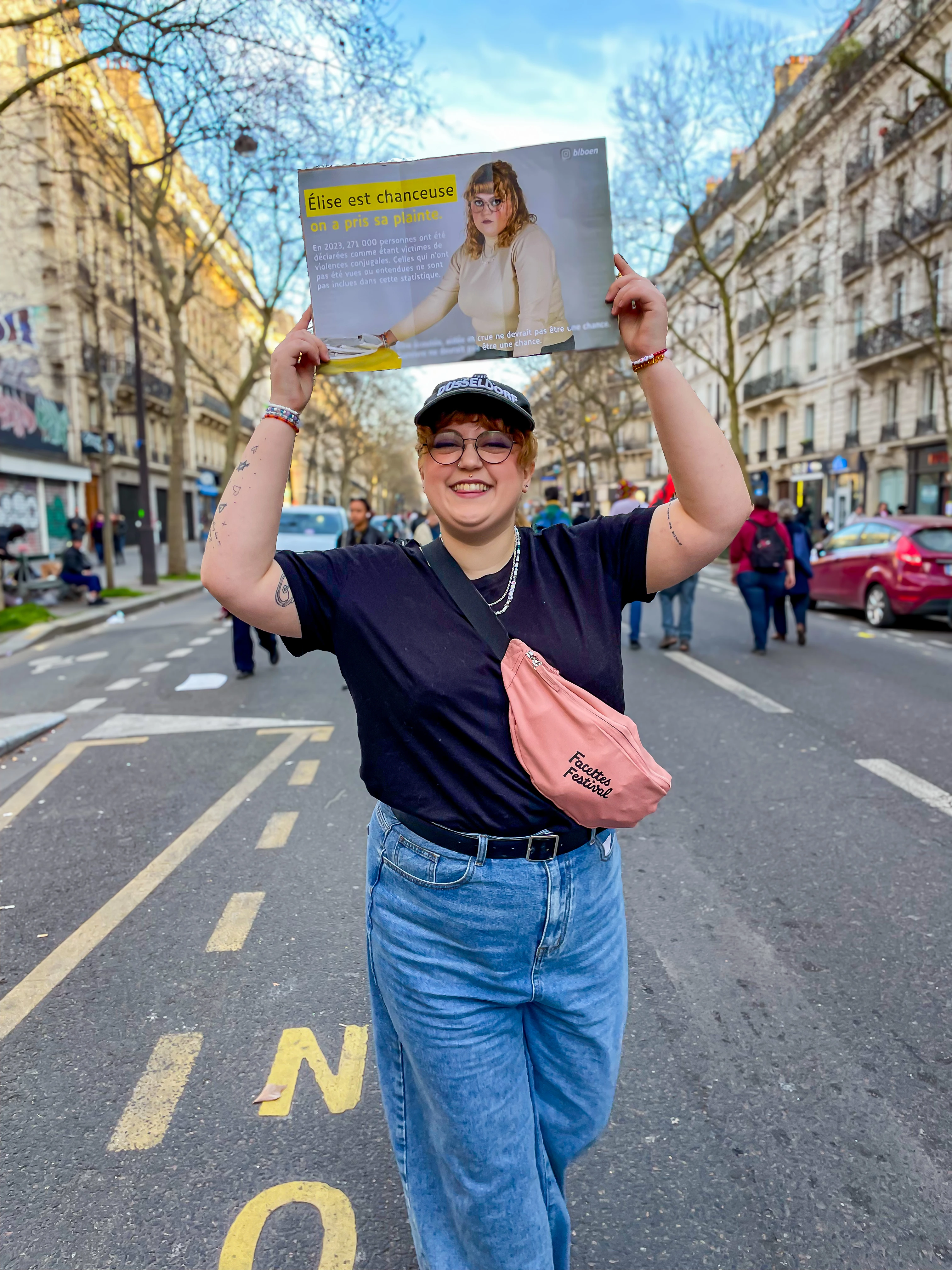 Une personne qui tient une pancarte