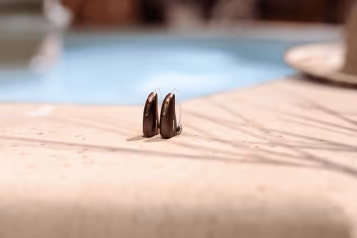 Personne utilisant un appareil auditif dans un restaurant