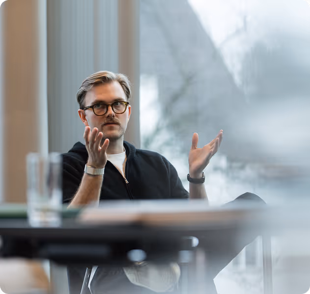 Fotos von Personen beim Brainstorming