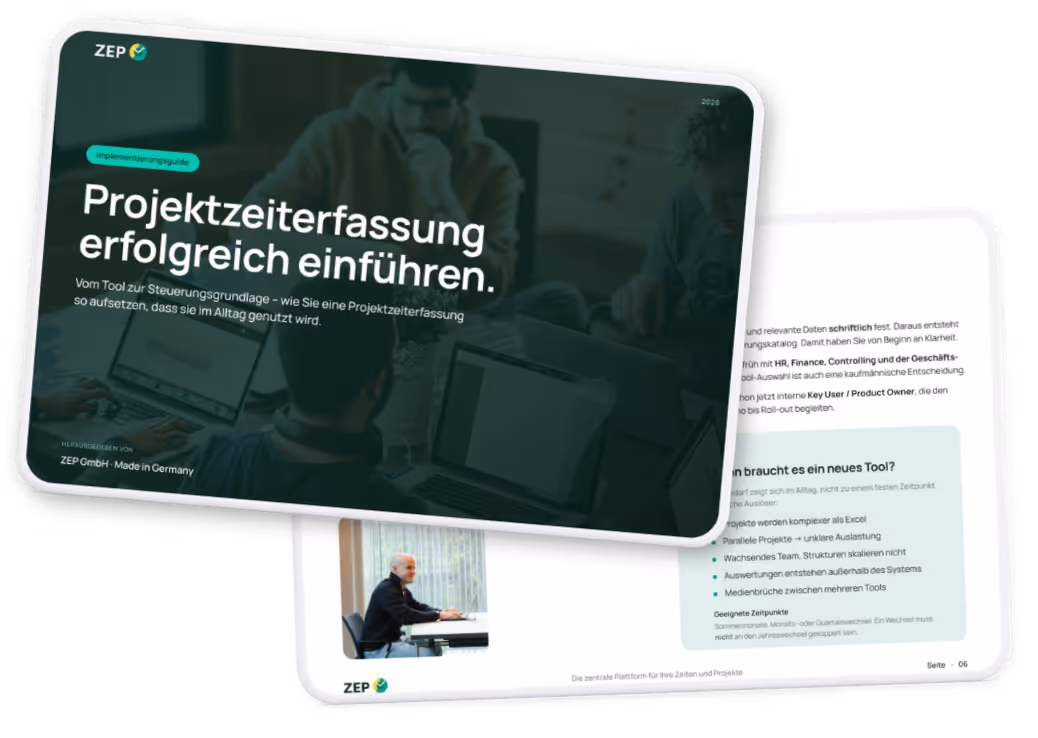 Zwei Tablets, Vorderseite zeigt Titel '5 Checks für mehr Kontrolle im Projektgeschäft' mit Auge im Hintergrund, Rückseite zeigt Textabschnitt und grüne Gestaltung.