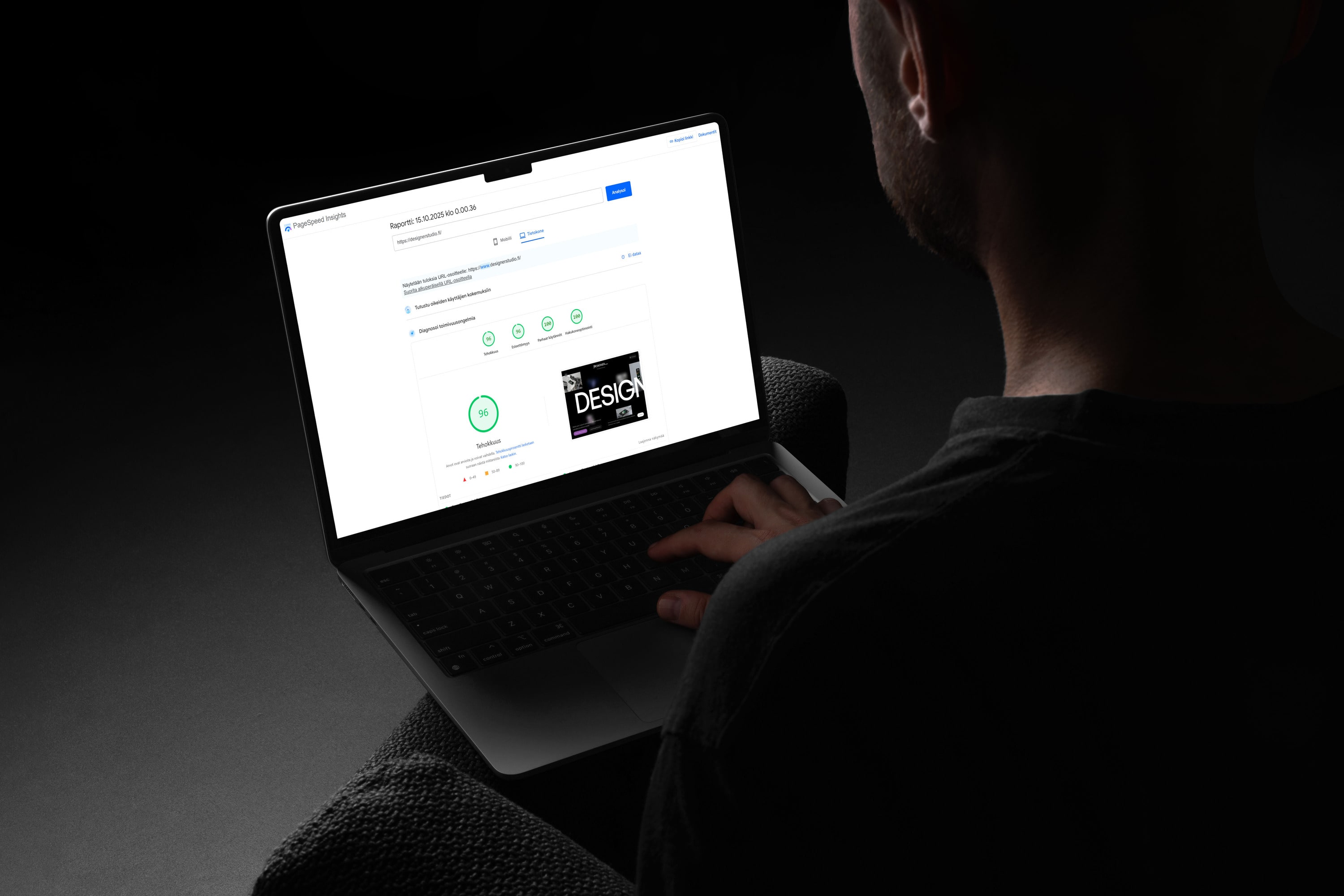 Henkilö käyttää kannettavaa tietokonetta, jonka näytöllä näkyy PageSpeed Insights -sivun suorituskykytulos 96 pisteellä.