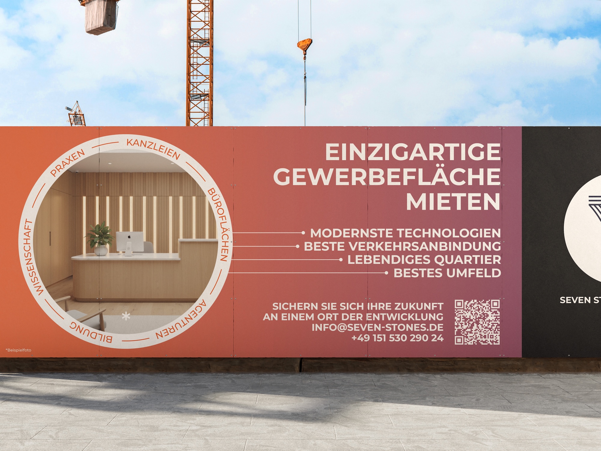 Bauzaun mit Werbung für gewerbliche Mietflächen, Büroempfang und Kontaktdaten, Baukräne im Hintergrund.