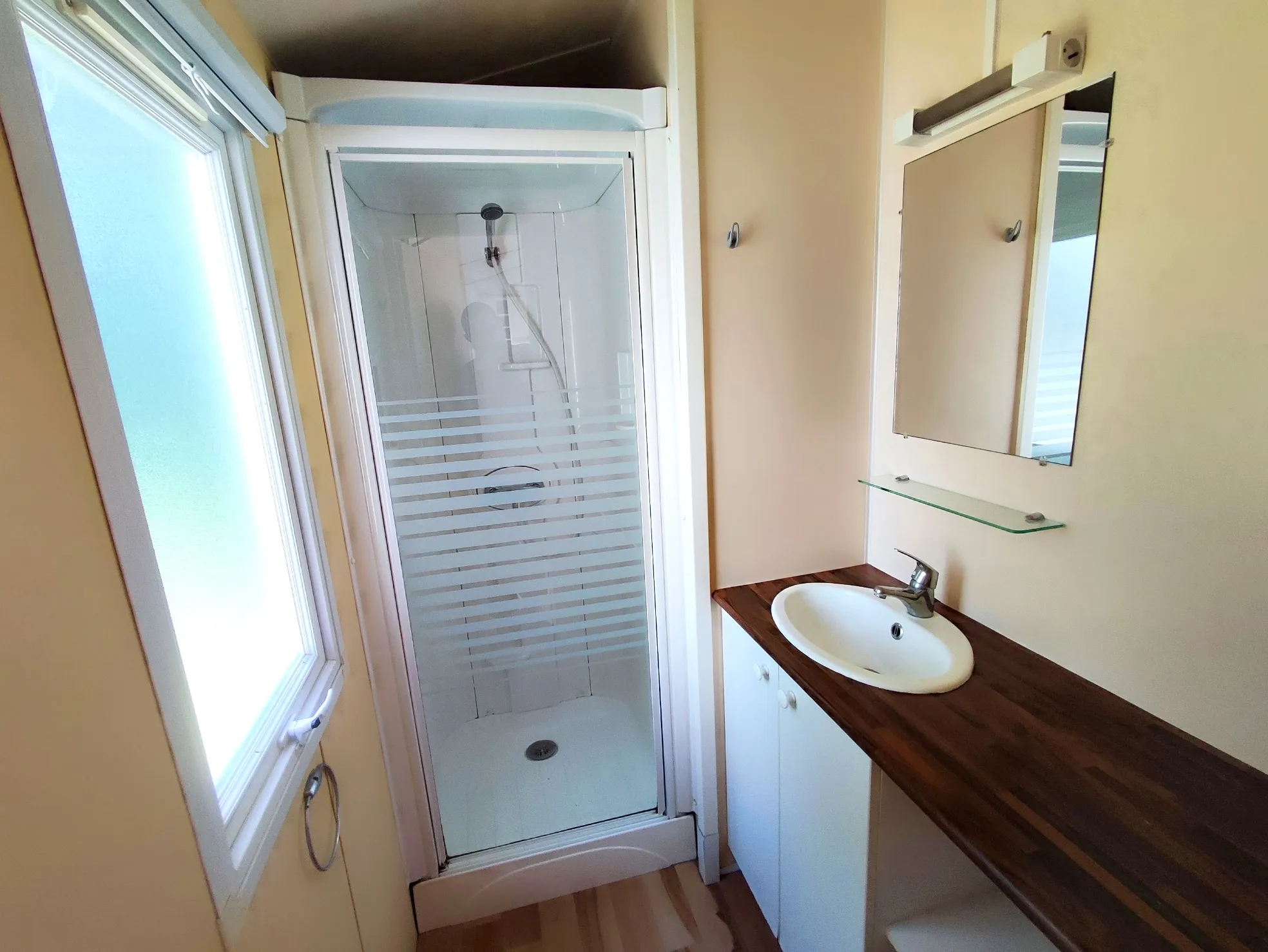 salle de bain avec cabine de douche lavabo et rangements mobil home rideau mobil home occasion mézenc sélection mobil home msmh mobil home