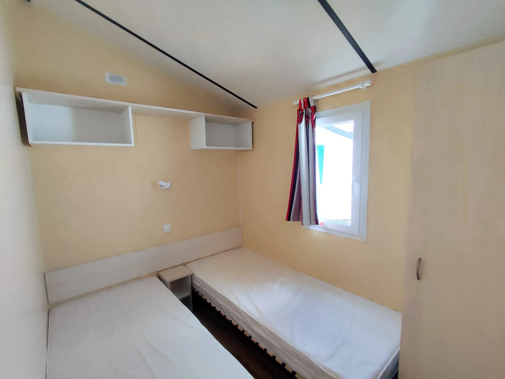 chambre enfant 2 avec deux lits individuels rangements mobil home rideau mobil home occasion mézenc sélection mobil home msmh mobil home