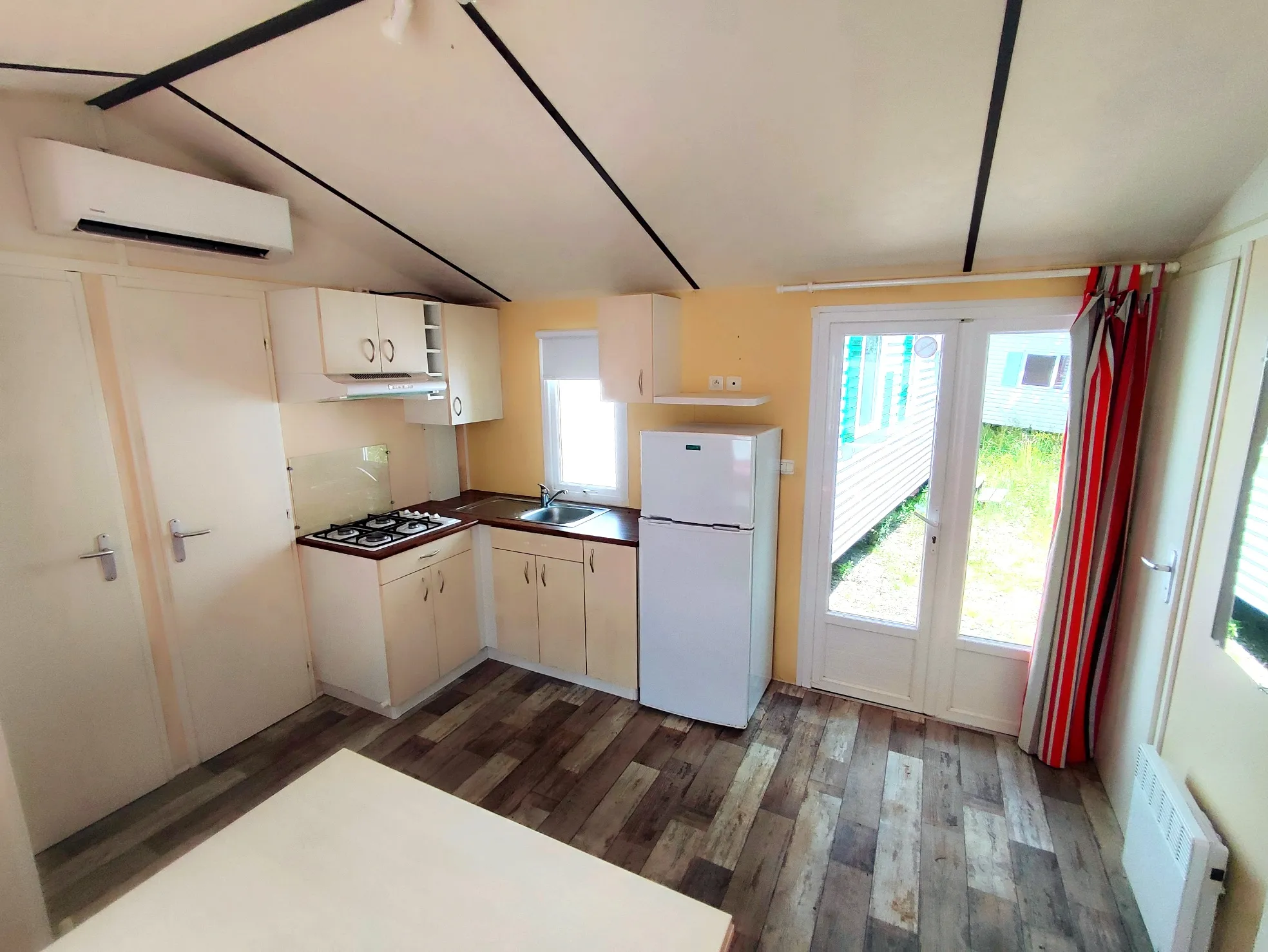 pièce de vie avec cuisine clim réversible rangements double porte d'entrée vitrée mobil home rideau mobil home occasion mézenc sélection mobil hom msmh mobil home