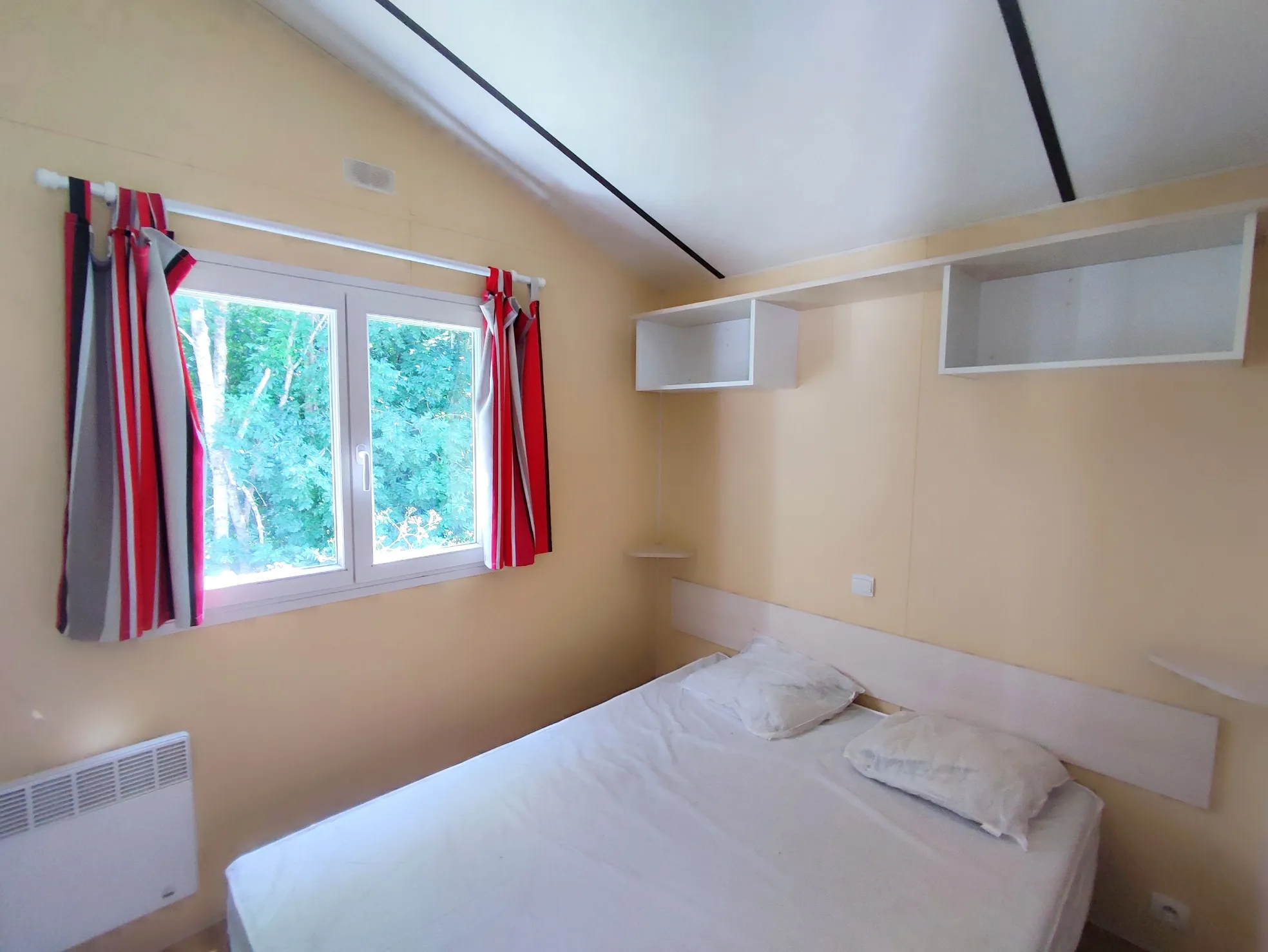 chambre adulte avec un lit double convecteur rangements mobil home rideau mobil home occasion mézenc sélection mobil home msmh mobil home