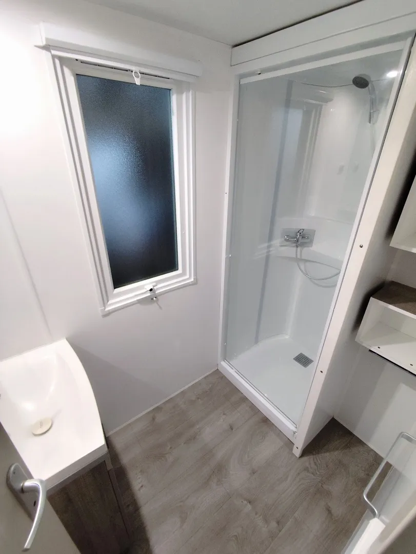 mobil home irm mobil home modulable salle de bain avec cabine de douche lavabo rangements mobil home occasion msmh mobil home livraison gratuite mobil home révisé