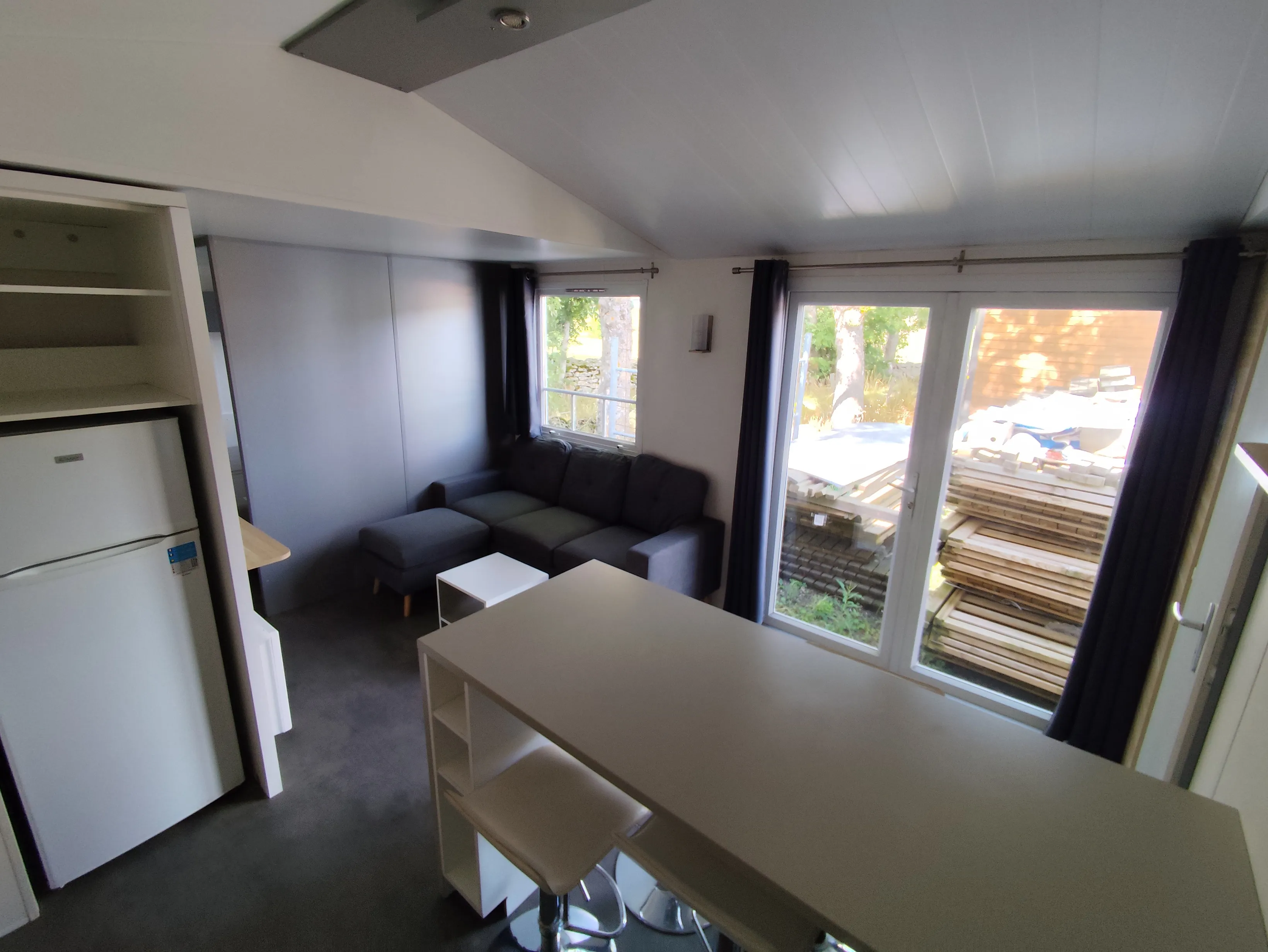 pièce de vie cuisine équipée coin repas coin salon baie vitrée mobil home irm petit mobil home mobil home 20 m² mobil home occasion msmh mobil home livraison gratuite mobil home révisé