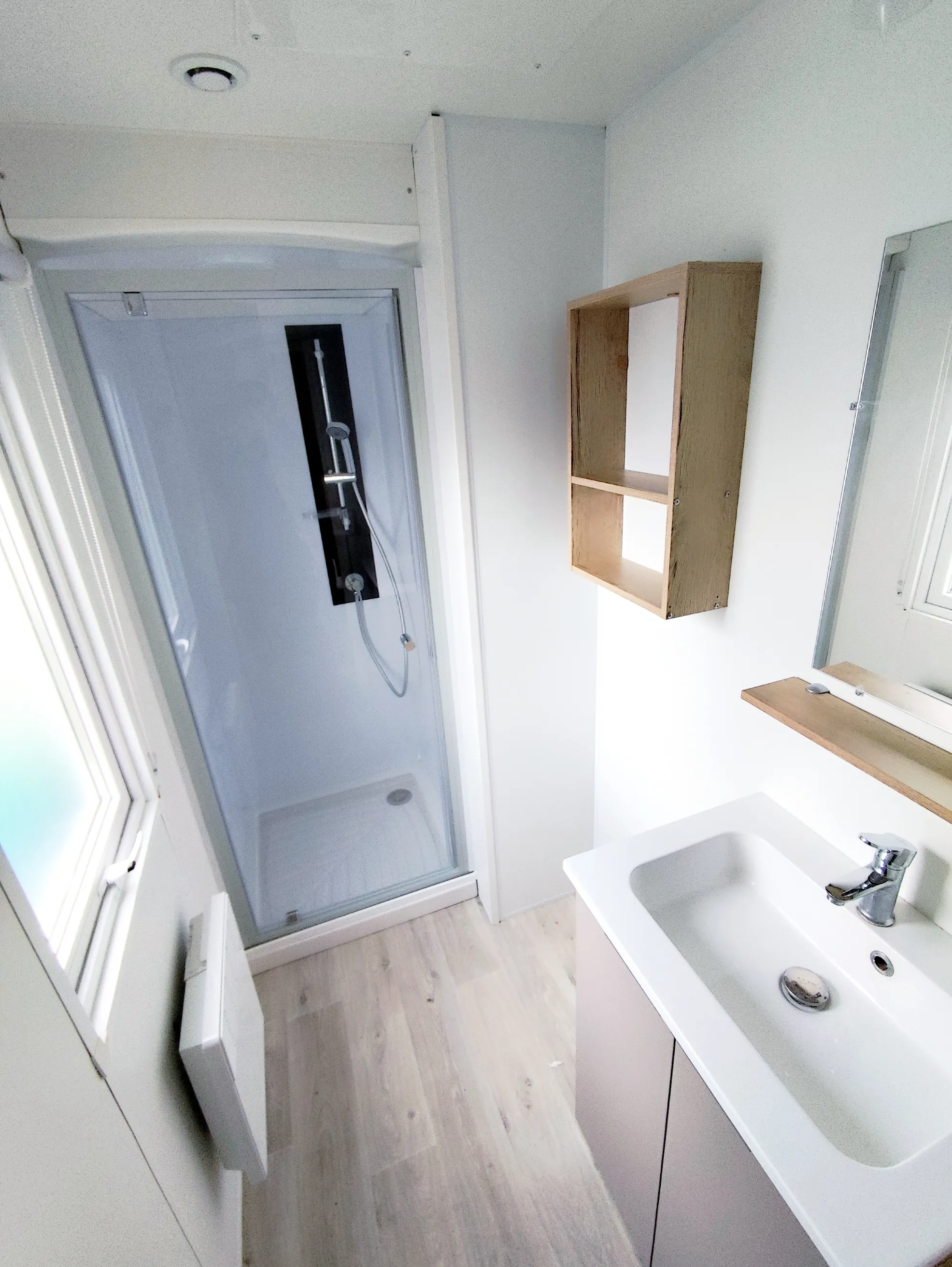 salle de bain cabine de douche lavabo convecteur rangements mobil home rapidhome mobil home résidentiel mobil home 40 m² mobil home 10 m mobil home occasion mobil home révisé mobil home livraison gratuite msmh mobil home