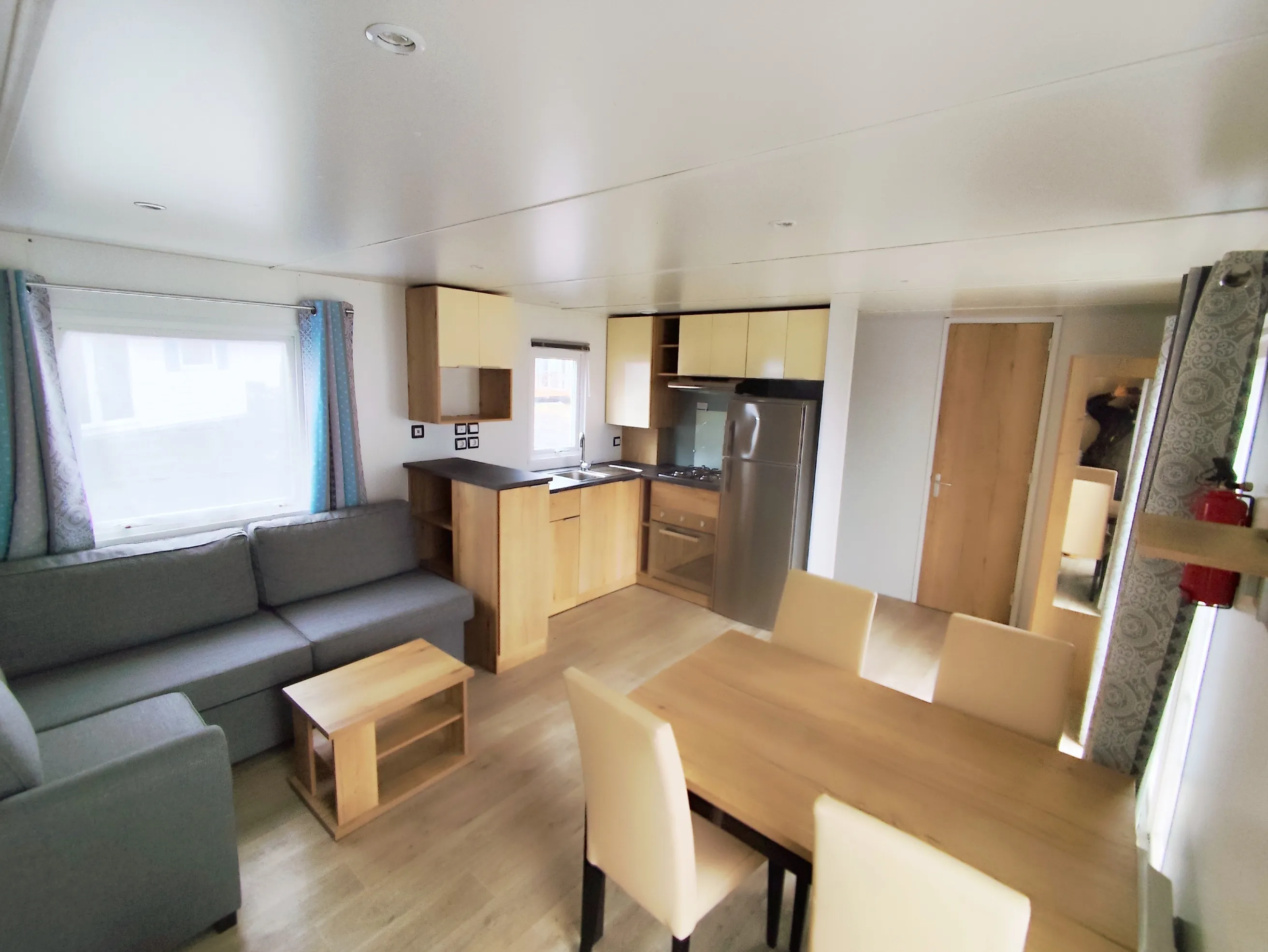 grande pièce à vivre cuisine équipée coin salon coin repas mobil home rapidhome mobil home résidentiel mobil home 40 m² mobil home 10 m mobil home occasion mobil home révisé mobil home livraison gratuite msmh mobil home