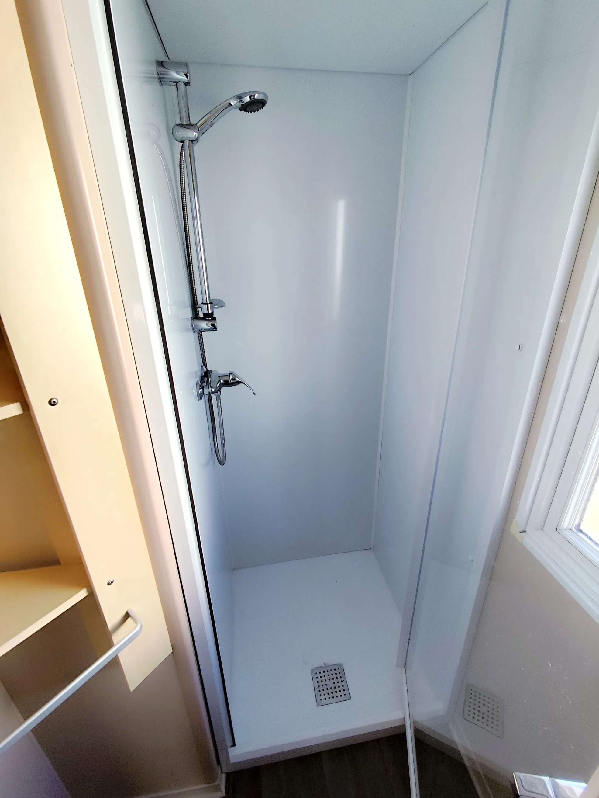 mobil home irm super mercure salle de bain avec cabine de douche lavabo rangements mobil home occasion msmh mobil home