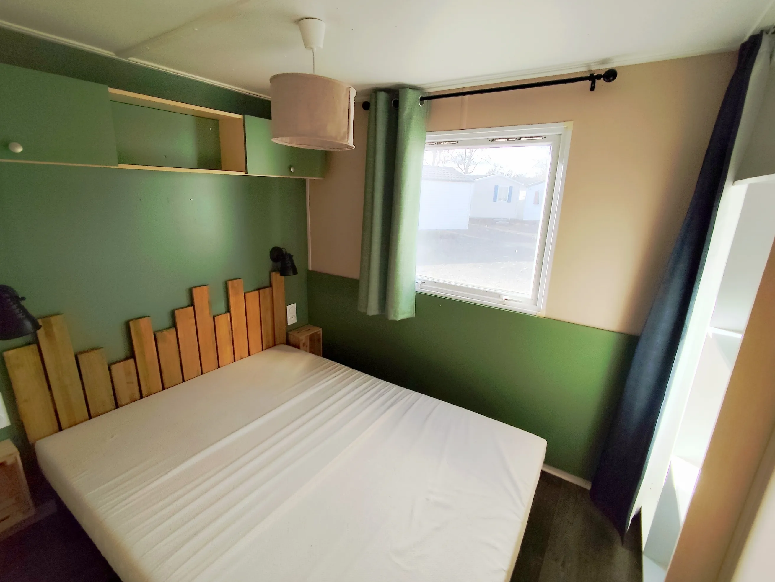 mobil home irm super mercure chambre adulte avec un grand lit avec accès direct à la salle de bain mobil home occasion msmh mobil home livraison gratuite mobil home révisé