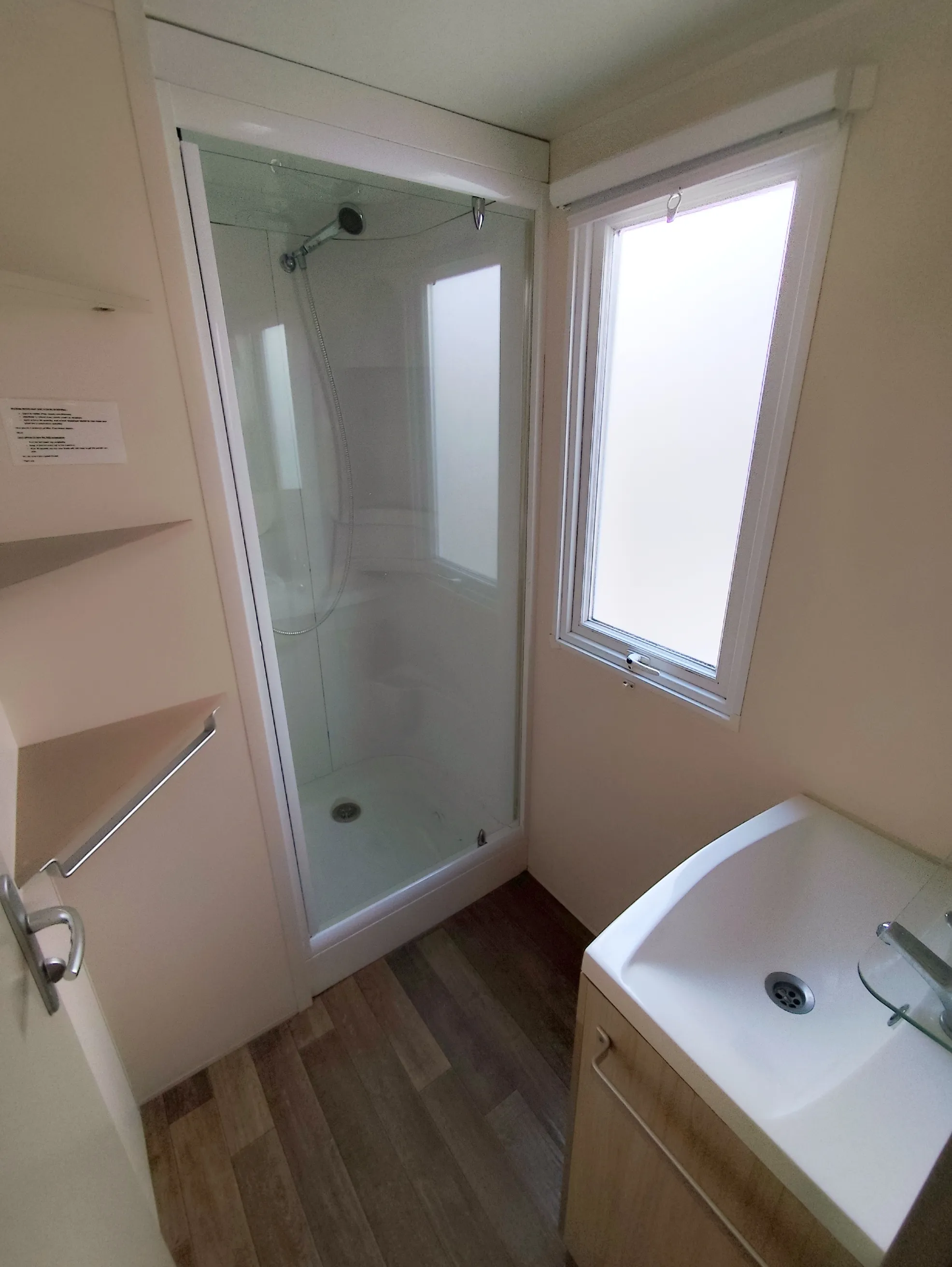 mobil home irm super mercure riviera salle de bain avec cabine de douche lavabo et rangements mobil home occasion msmh mobil home livraison gratuite mobil home révisé