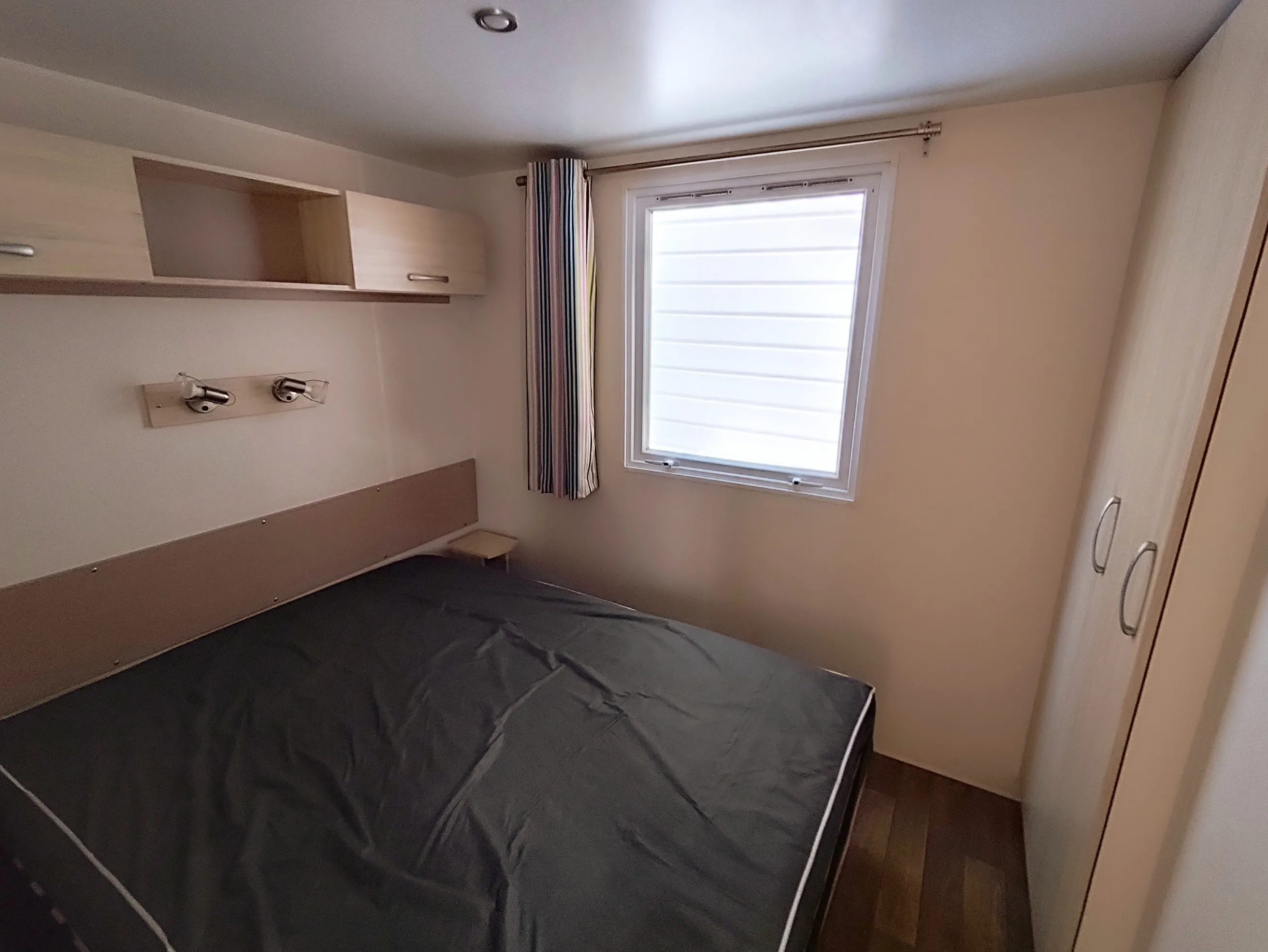 mobil home irm super mercure riviera grande chambre avec un grand lit accès direct à la salle de bain mobil home occasion msmh mobil home livraison gratuite mobil home révisé