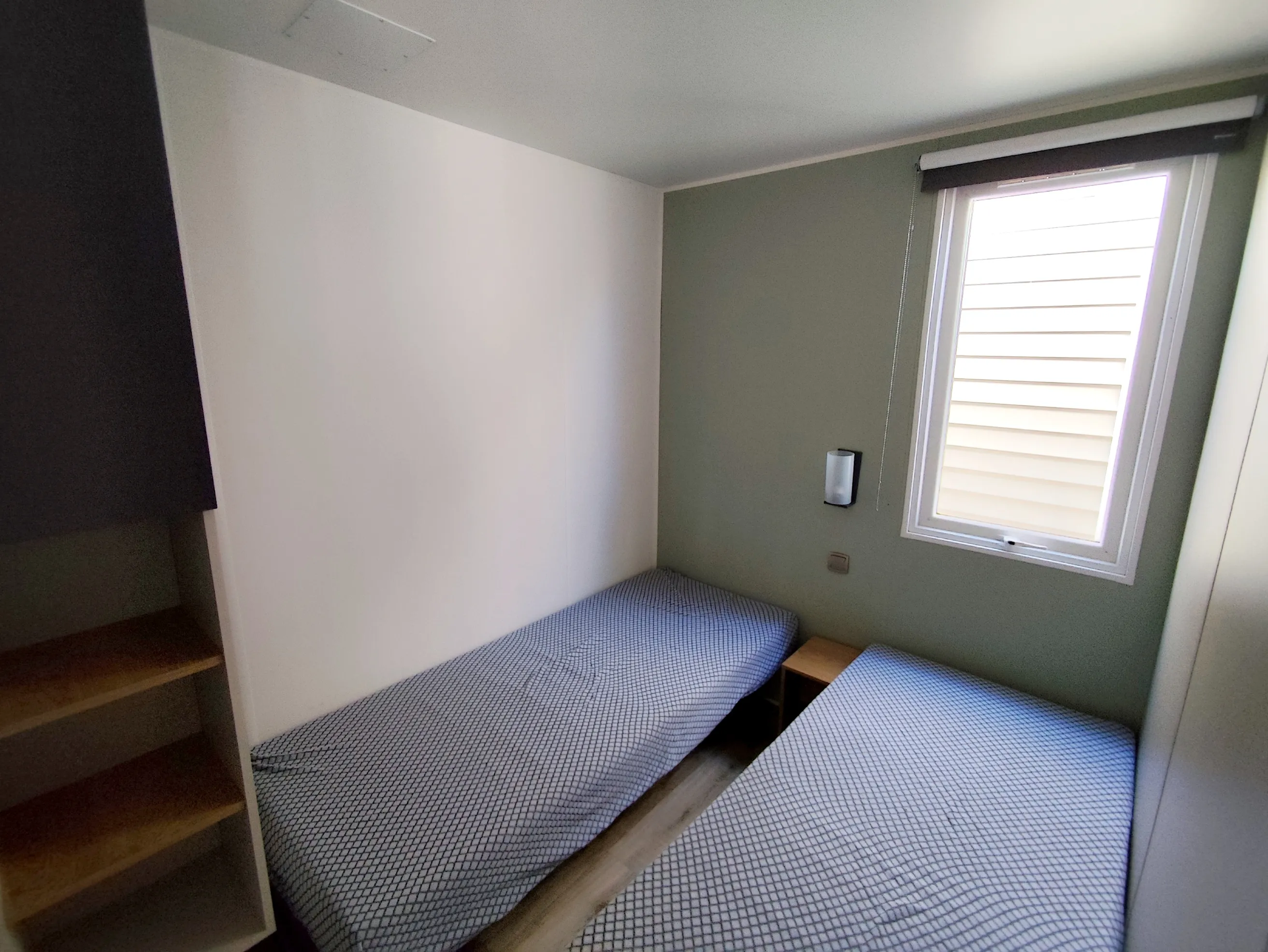 une deuxième chambre avec deux lits simples rangements mobil home o'hara mobil home de 2019 mobil home récent mobil home occasion mobil home baie vitrée mobil home révisé msmh mobil home livraison gratuite