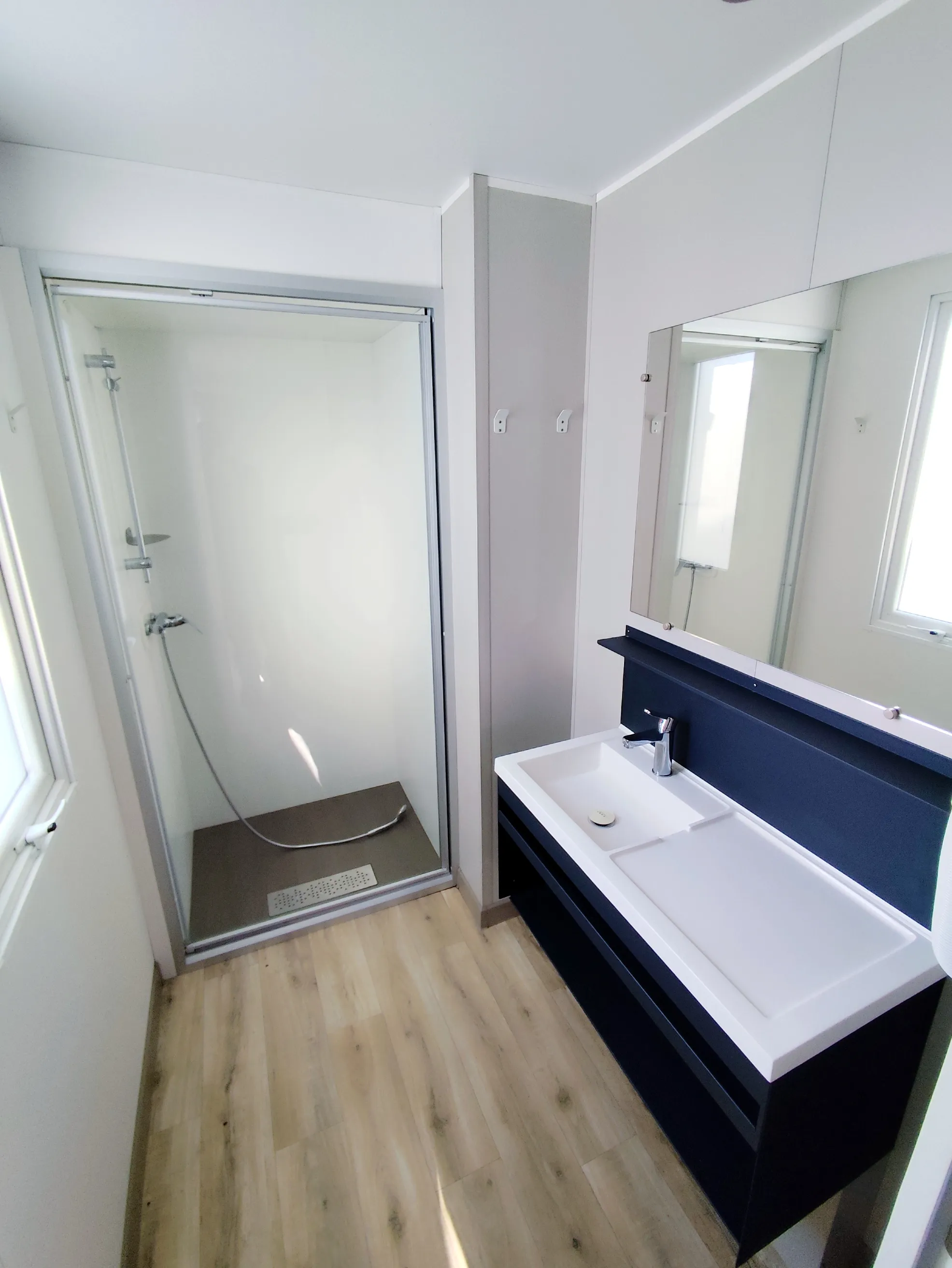 salle de bain avec grande cabine de douche lavabo rangements mobil home o'hara mobil home de 2019 mobil home récent mobil home occasion mobil home baie vitrée mobil home révisé msmh mobil home livraison gratuite