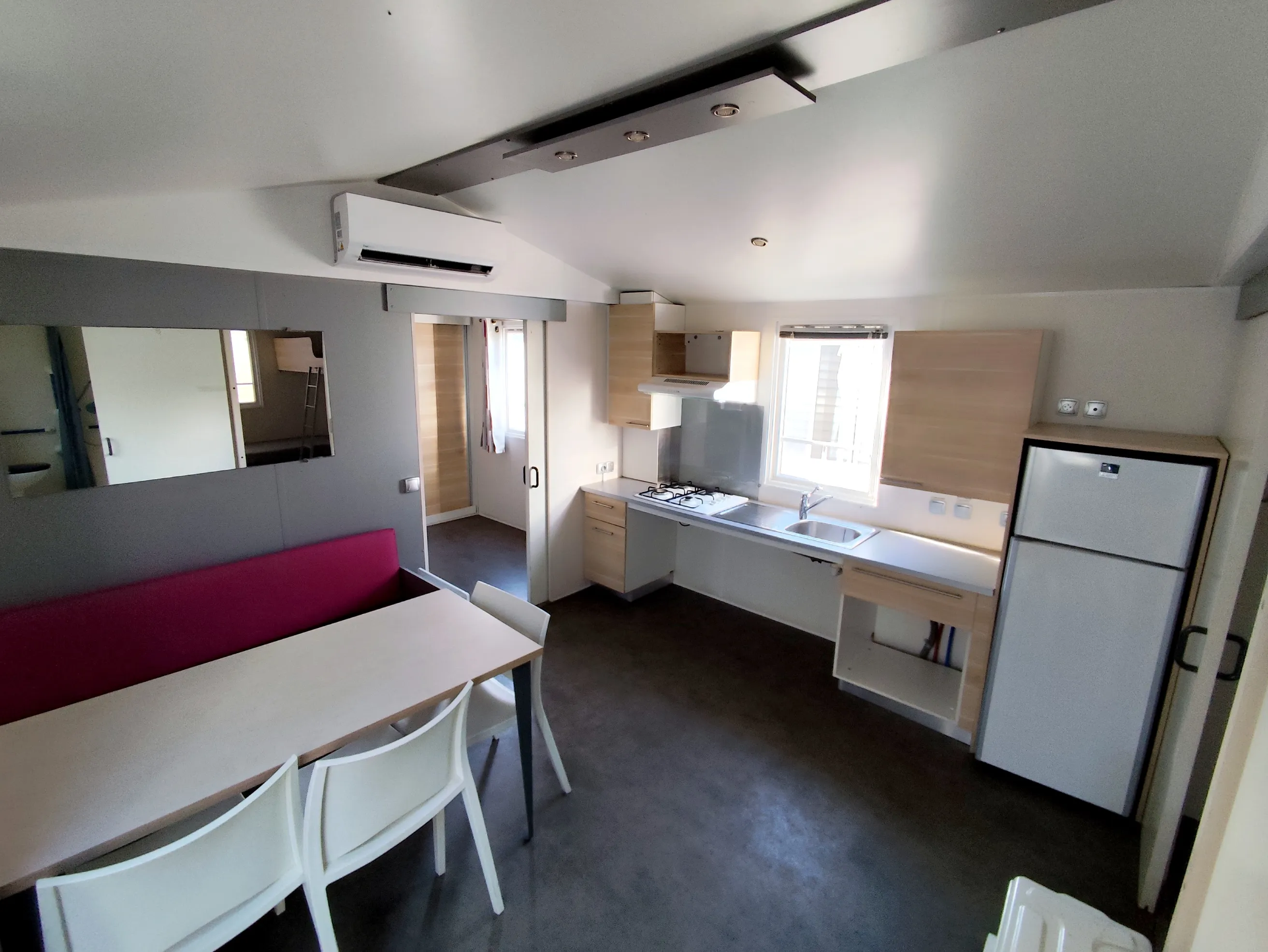 mobil home PMR mobil home ohara mobil home occasion mobil home révisé msmh mobil home pièce à vivre avec cuisine équipée coin repas hauteur des meubles adaptée mobil home livraison gratuite