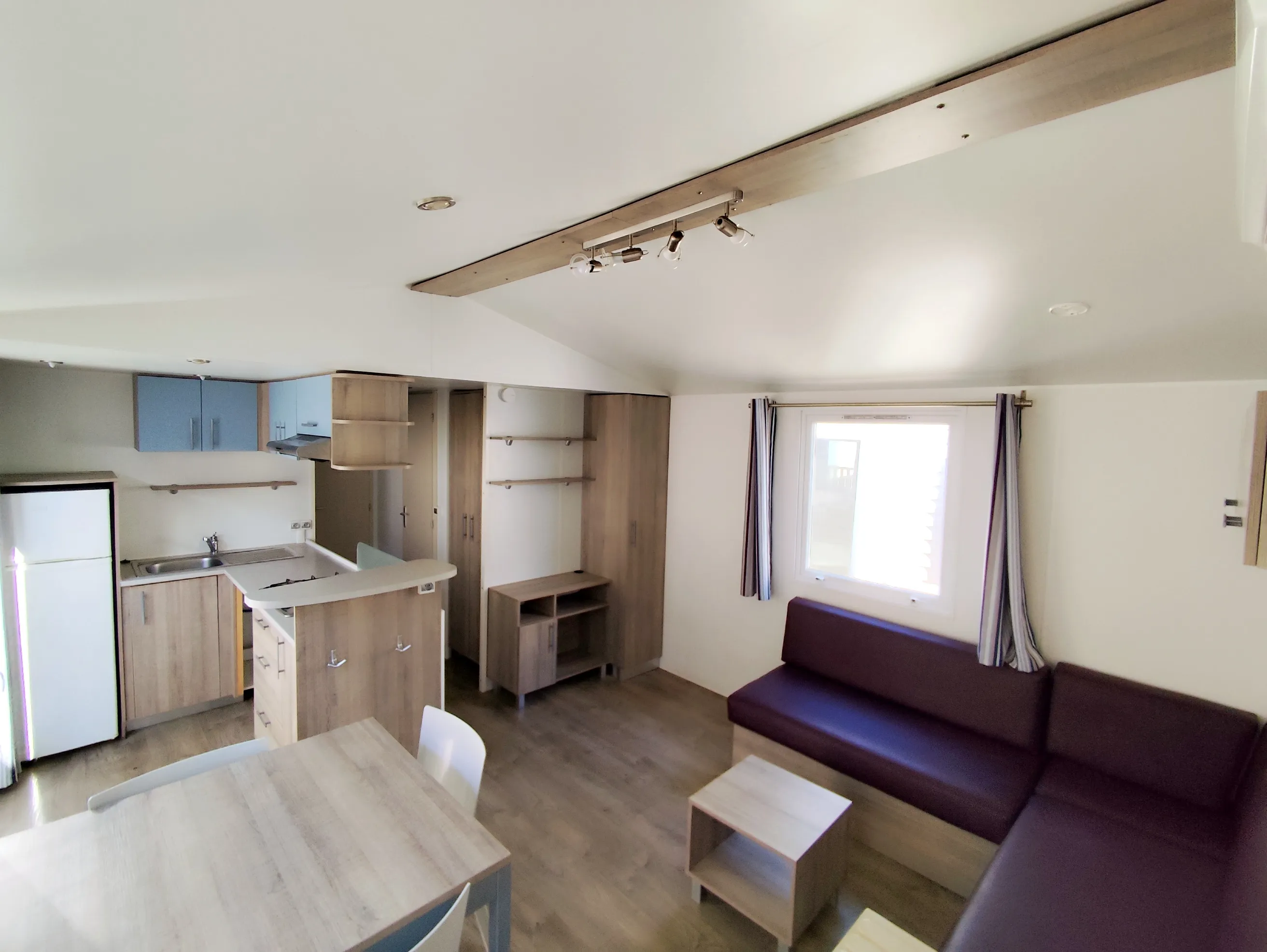 mobil home irm mobil home résidentiel mobil home occasion mobil home révisé msmh mobil home mobil home 40 m² grande pièce à vivre avec cuisine équipée coin repas et coin salon mobil home livraison gratuite