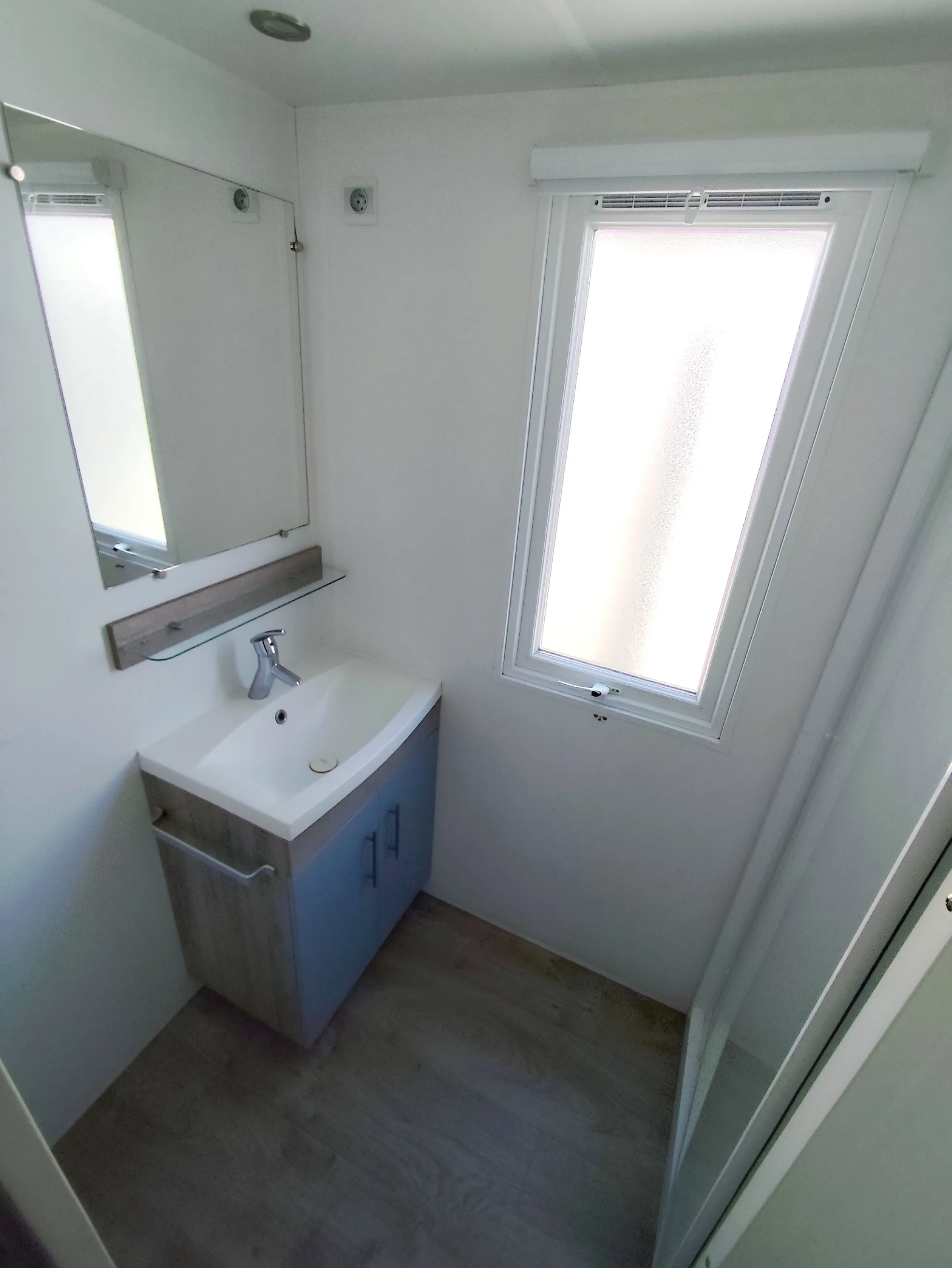 mobil home irm mobil home résidentiel mobil home occasion mobil home révisé msmh mobil home mobil home 40 m² une deuxième salle de bain avec cabine de douche et lavabo mobil home livraison gratuite