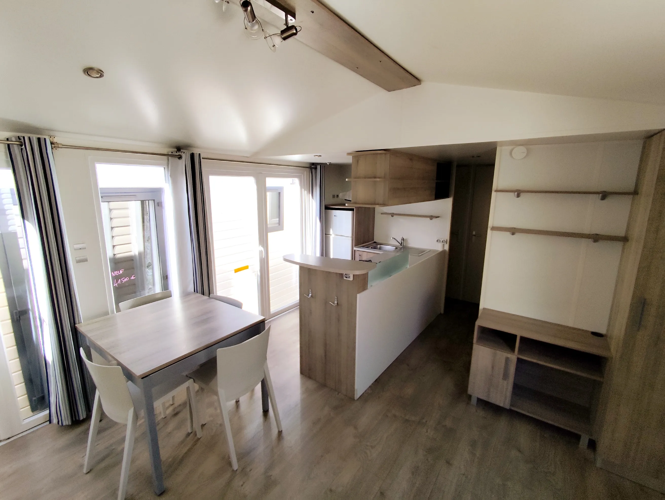 mobil home irm mobil home résidentiel mobil home occasion mobil home révisé msmh mobil home mobil home 40 m² grande pièce à vivre avec baie vitrée donnant sur la cuisine coin repas mobil home livraison gratuite