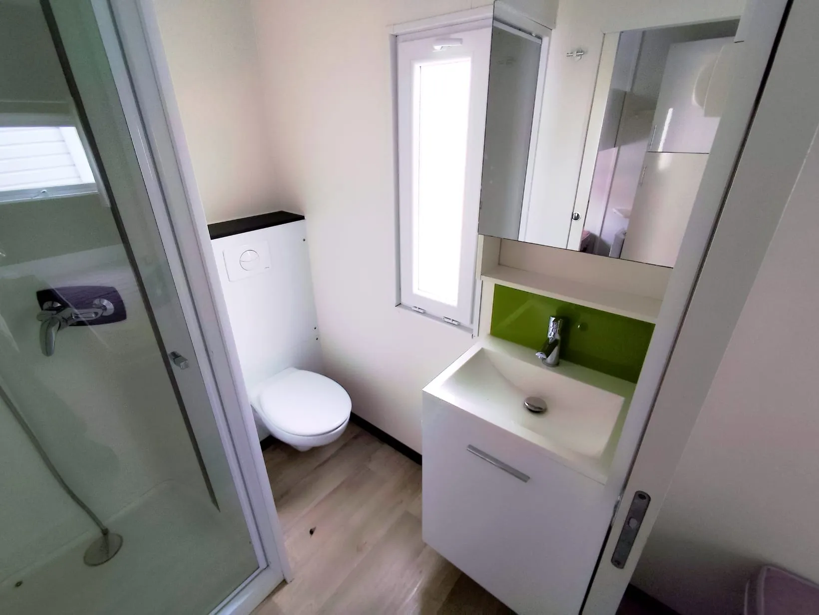 deuxième salle de bain avec wc suspendus mobil home louisiane mobil home taos mobil home bois mobil home 40 m² mobil home 3 chambres mobil home occasion mobil home révisé mobil home rénové msmh mobil home livraison gratuite