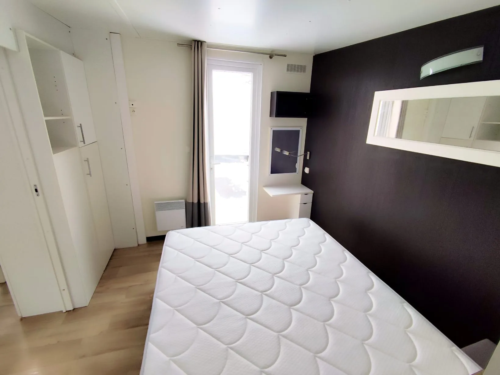 suite parentale grand lit salle de bain mobil home louisiane mobil home taos mobil home bois mobil home 40 m² mobil home 3 chambres mobil home occasion mobil home révisé mobil home rénové msmh mobil home livraison gratuite