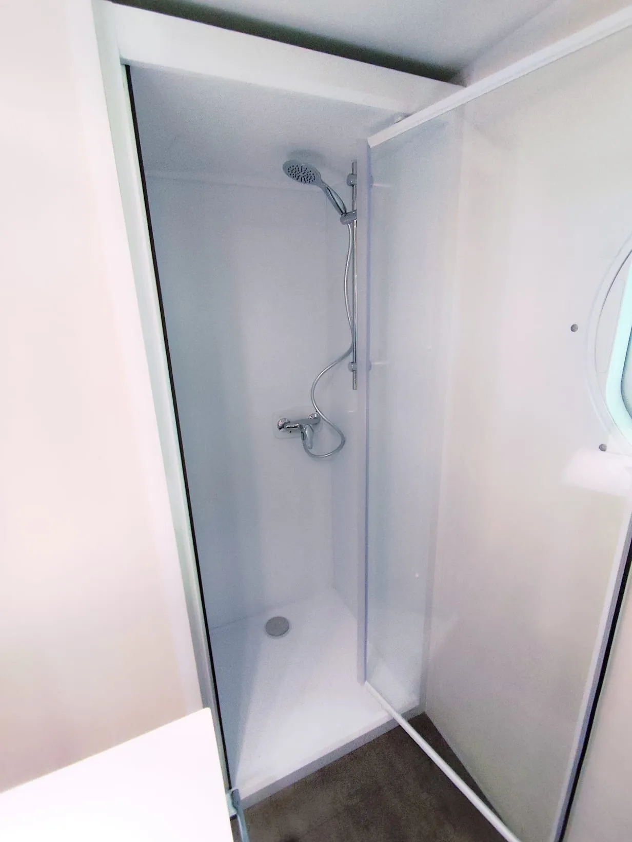 salle de bain avec cabine de douche lavabo rangements mobil home ohara mobil home baie vitrée mobil home occasion mobil home révisé mobil home livraison gratuite msmh mobil home mobil home livraison gratuite