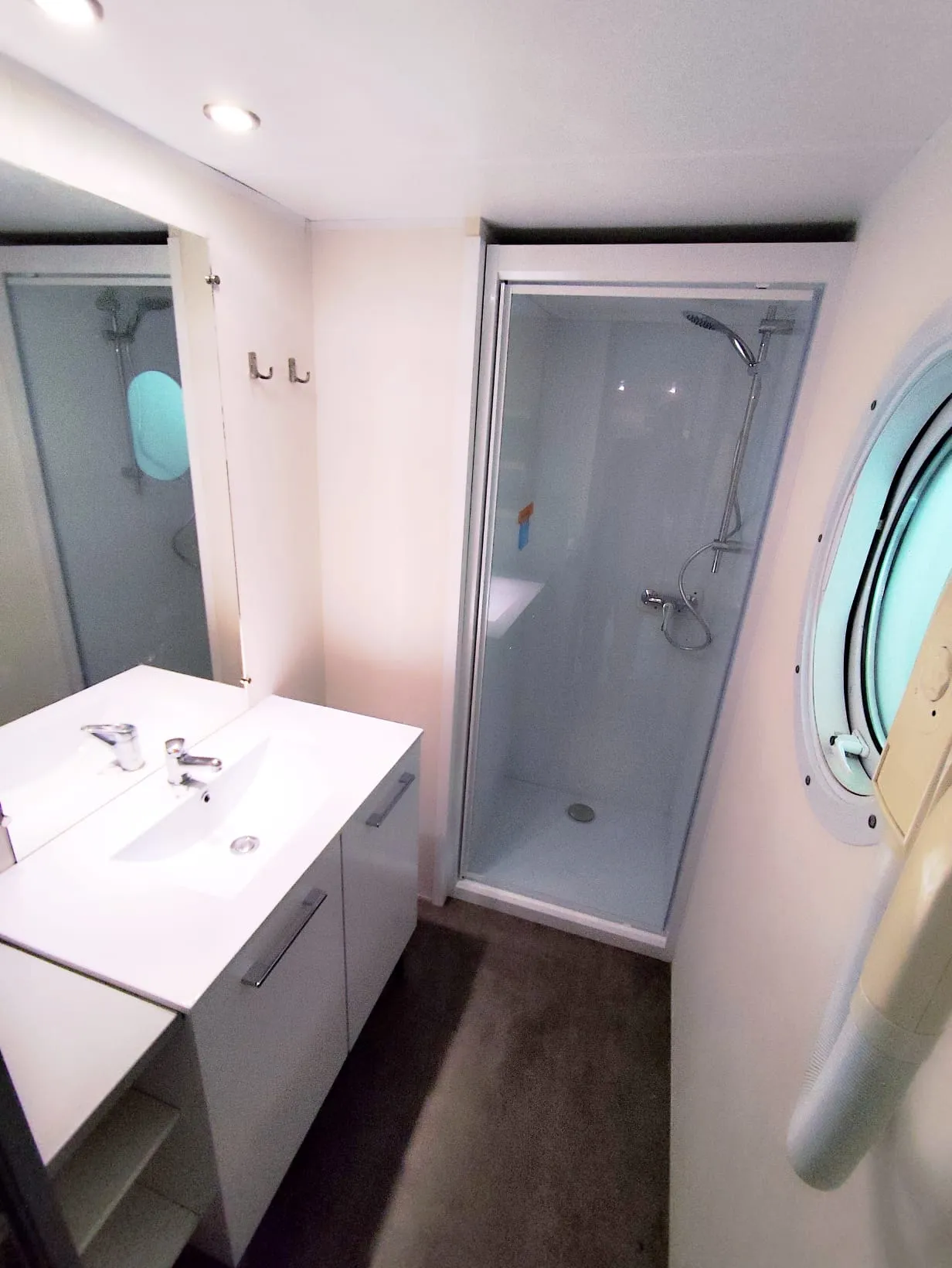 salle de bain avec cabine de douche lavabo rangements mobil home ohara mobil home baie vitrée mobil home occasion mobil home révisé mobil home livraison gratuite msmh mobil home mobil home livraison gratuite