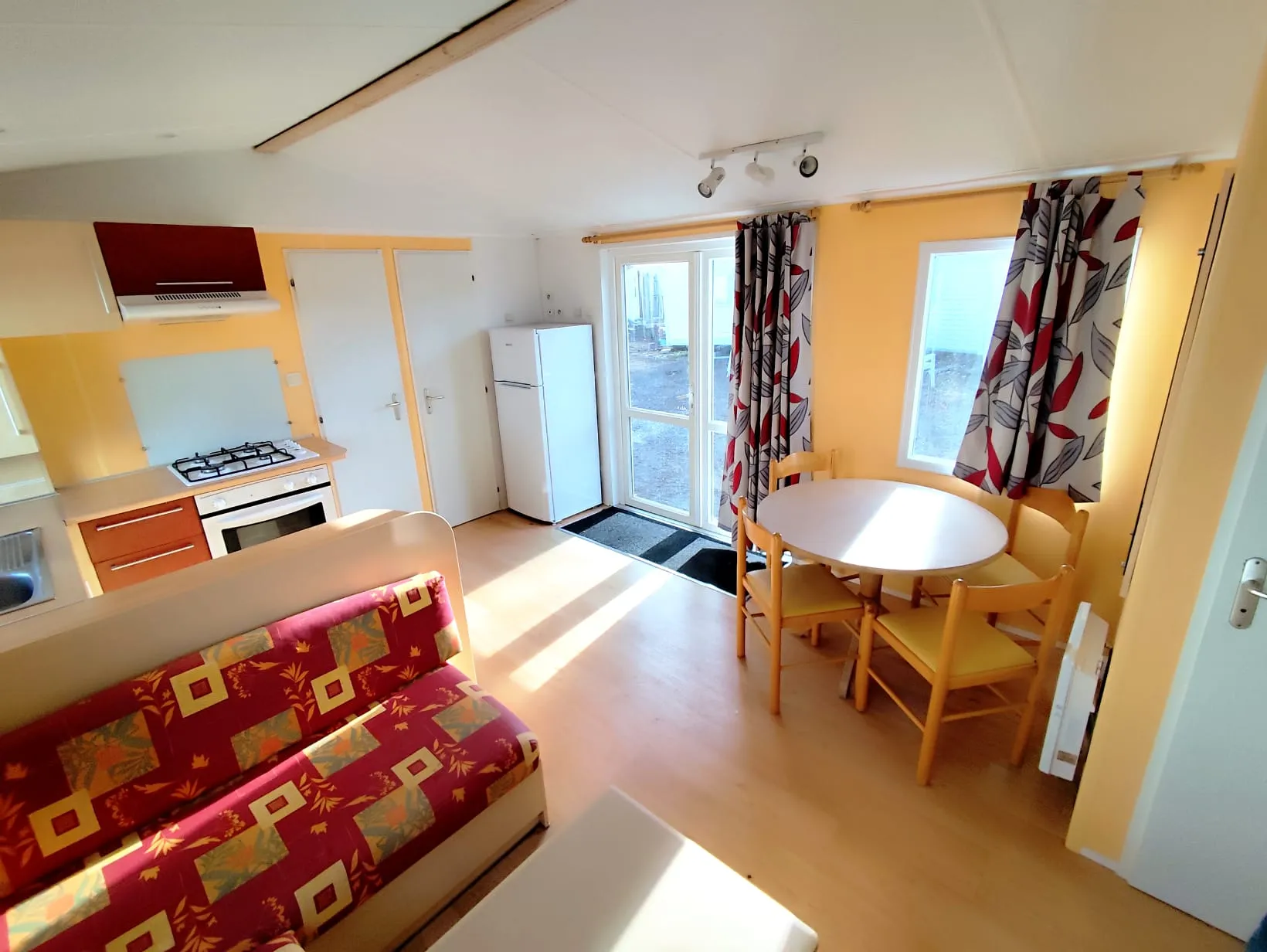 pièce à vivre cuisine équipée coin repas coin salon mobil home irm mobil home 3 chambres mobil home occasion mobil home rénové mobil home révisé msmh mobil home livraison gratuite