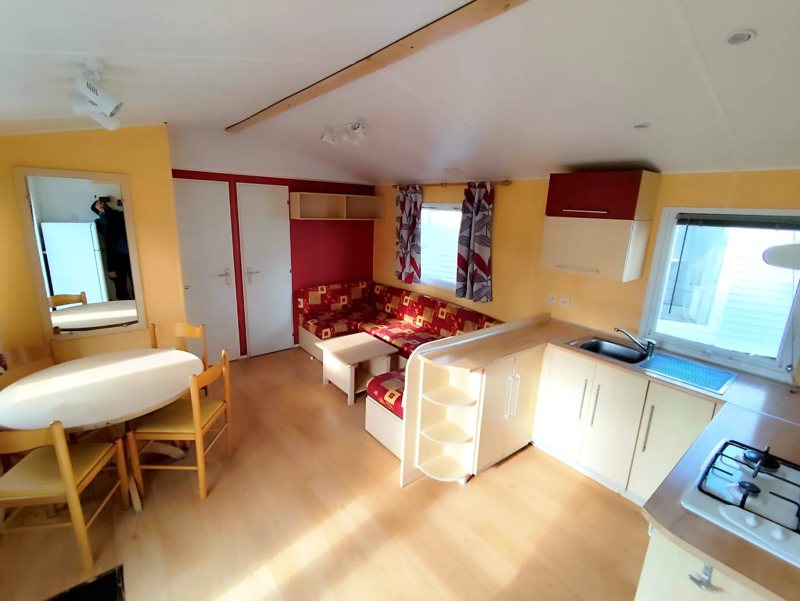 pièce à vivre cuisine équipée coin repas coin salon mobil home irm mobil home 3 chambres mobil home occasion mobil home rénové mobil home révisé msmh mobil home livraison gratuite