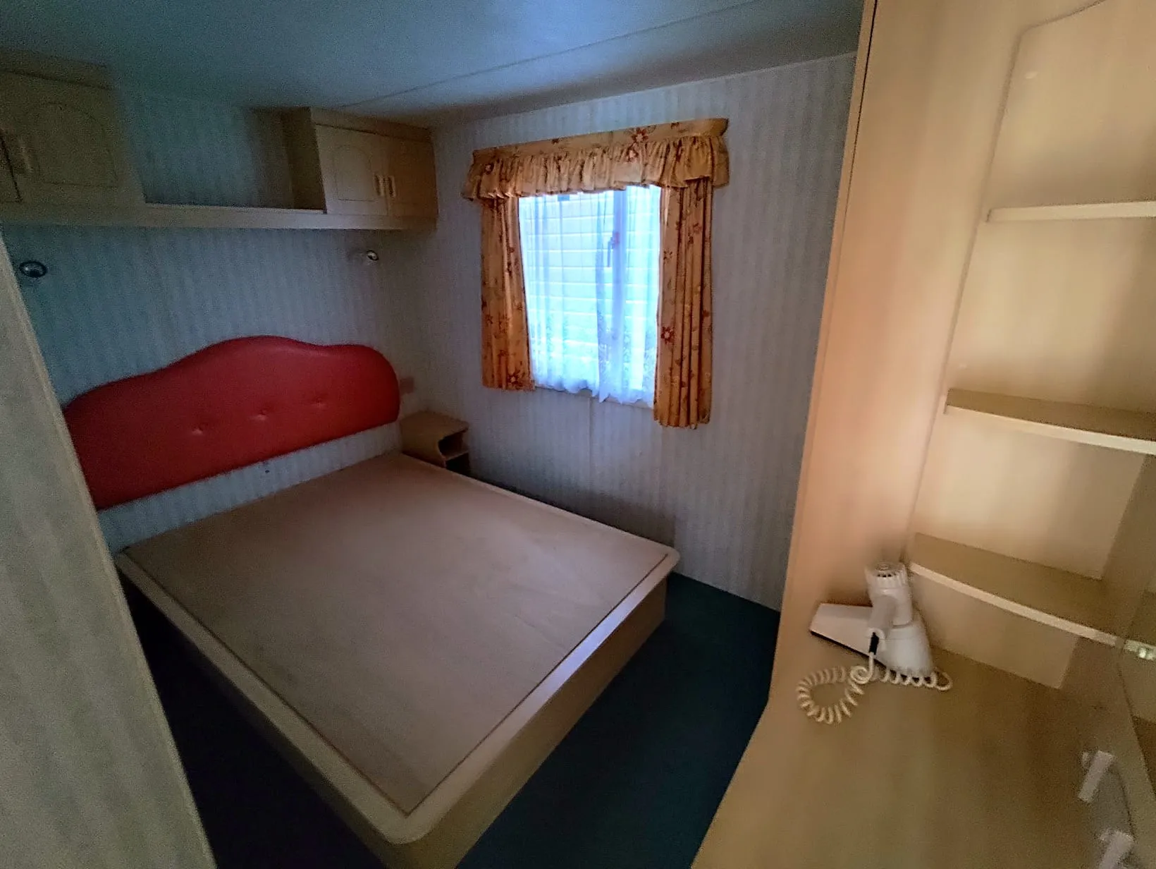 chambre avec un grand lit rangements mobil home willerby mobil home petit prix mobilhome panoramique mobil home occasion mobil home rénové mobil home révisé msmh mobil home livraison gratuite