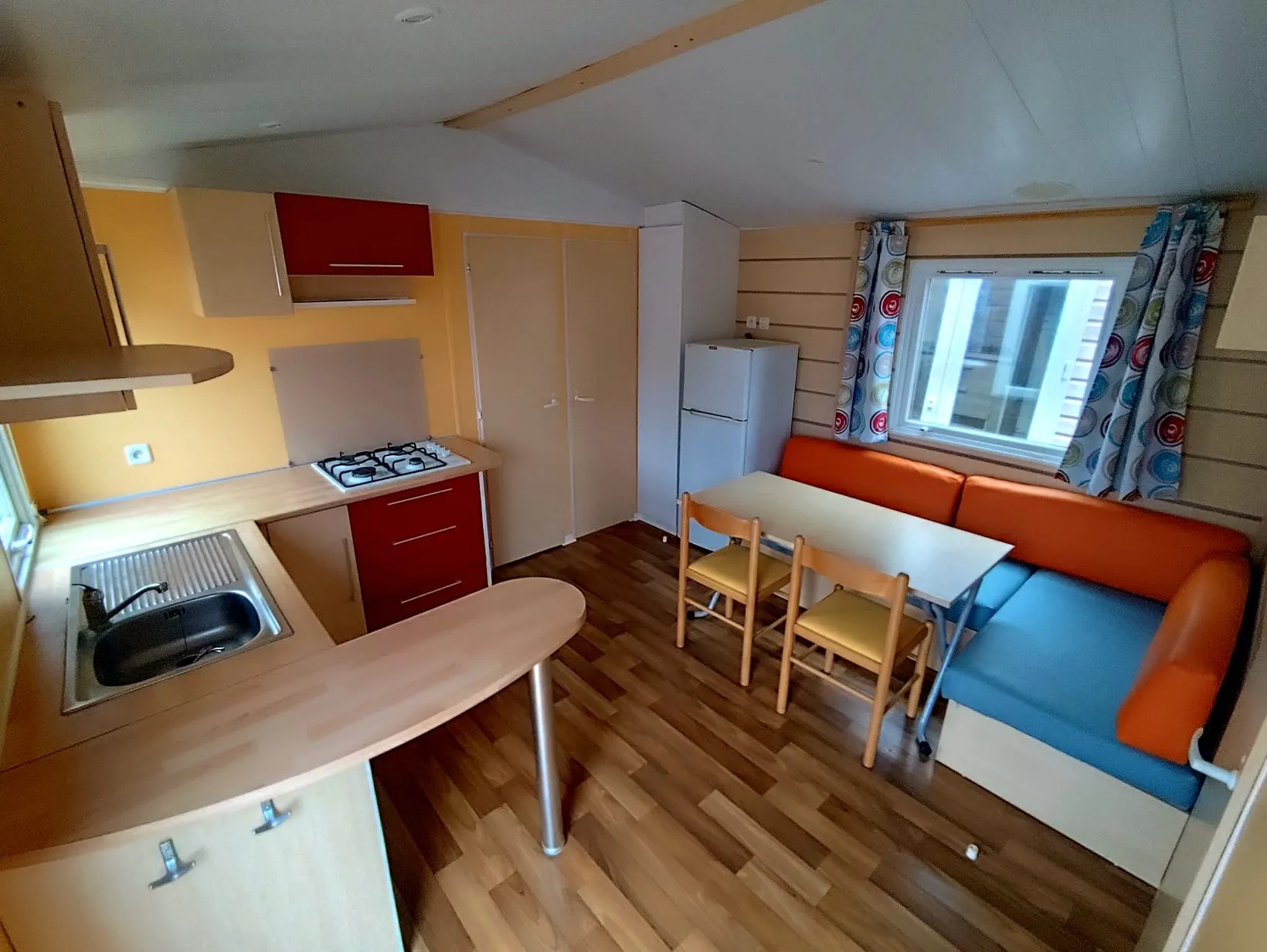 pièce à vivre coin salon coin repas mobil home irm mobilhome bois mobil home occasion mobil home révisé mobilhome rénové msmh mobil home livraison gratuite