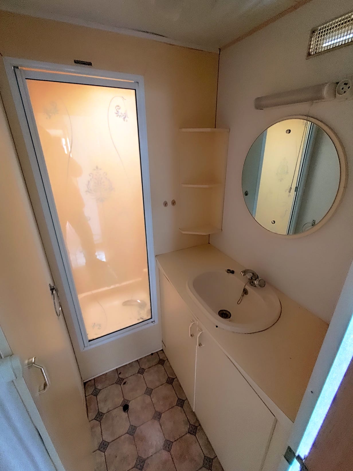 salle de bain lavabo cabine de douche mobil home willerby mobil home panoramique mobil home petit prix mobil home occasion mobil home rénové mobil home révisé msmh mobil home livraison gratuite